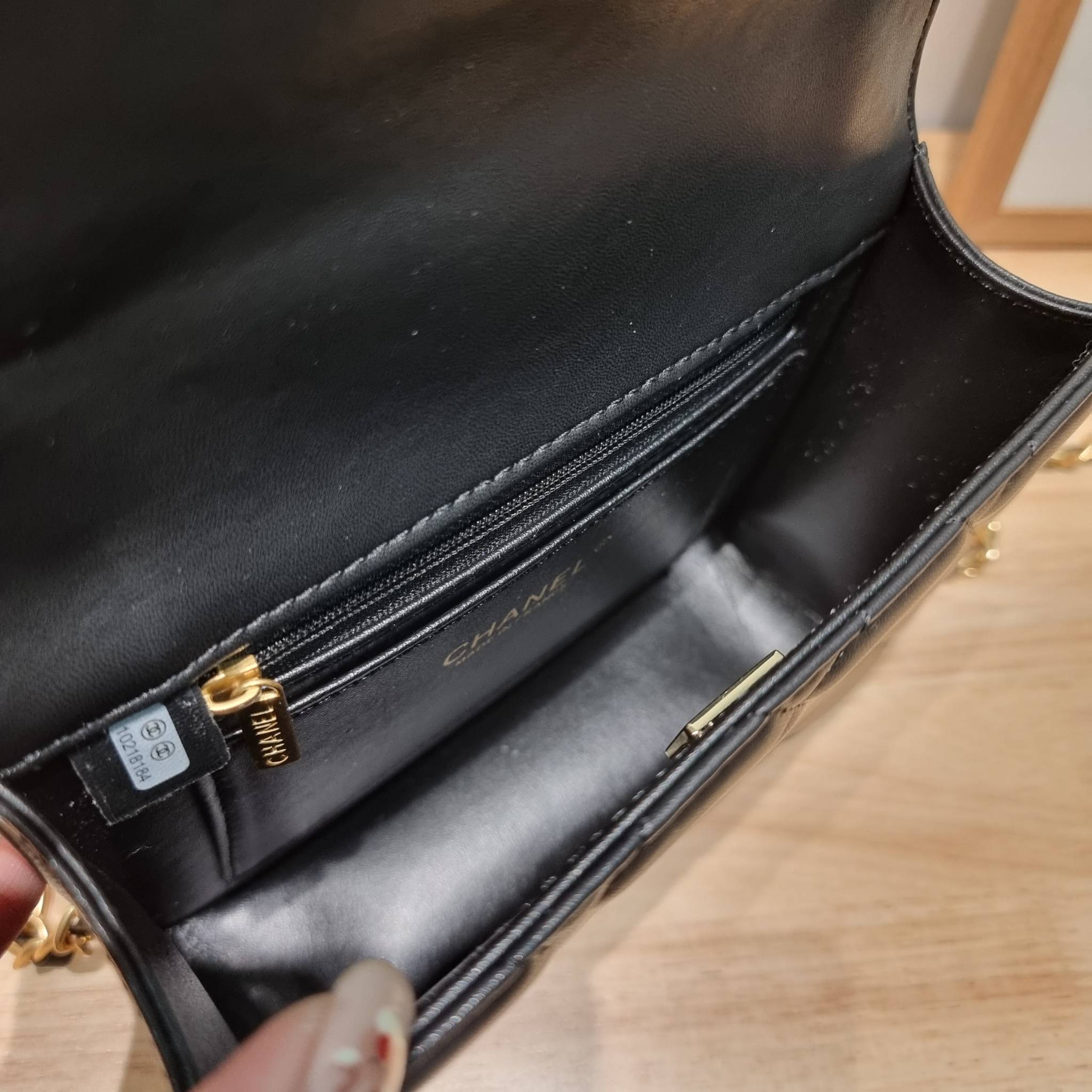 CHANEL flap bag with chain กระเป๋าสะพายสุดหรู สวยดูแพง รูปทรงคลาสสิค ขนาดกำลังพอเหมาะ สายสะพายโซ่ในตัว น้ำหนักเบา และยังมีหูจับในตัว สะดวกต่อการพกพา ตัวกระเป๋าเปิดด้วยกระดุมแม่เหล็ก วัสดุหนังอย่างดี ผิวสัมผัสดี ภายในเป็นช่องโล่ง และยังมีช่องซิปให้ด้วย