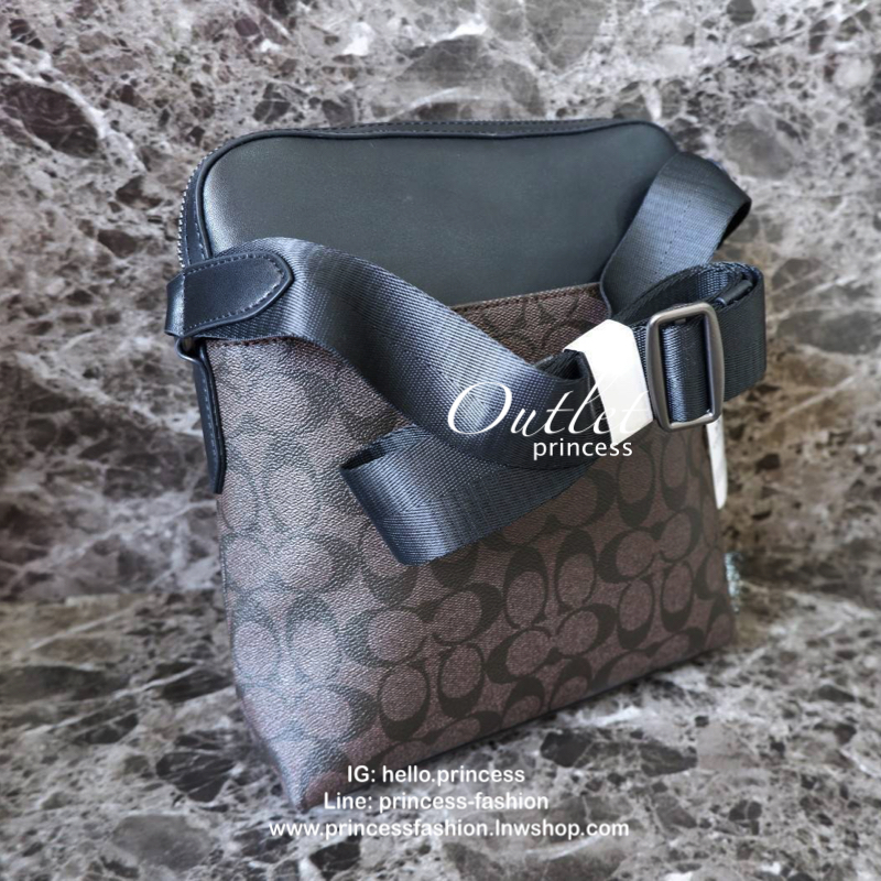 COACH Men Houston Signature Messenger Bag กระเป๋าสะพายข้าง crossbody หนังลาย signature brand เปิดปิดด้วยซิป ภายในโล่งใส่ wallet ยาว, mini iPad และของใช้ได้ มีช่องเล็ก และช่องซิป สายสะพายปรับได้ค่ะ