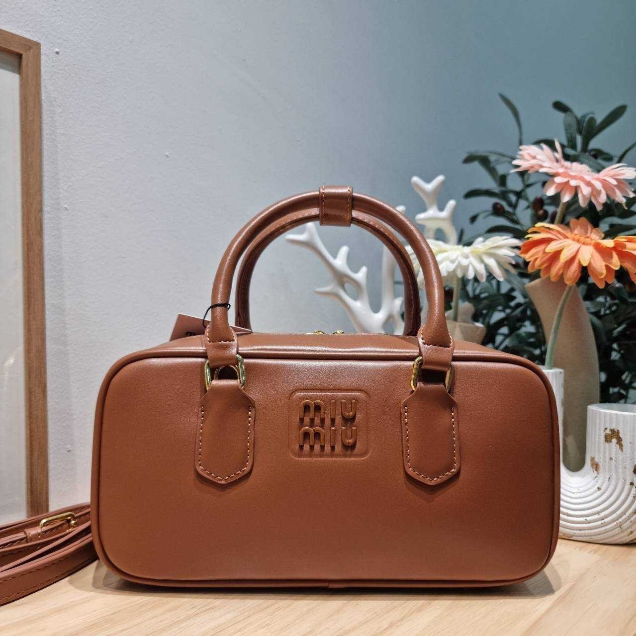 MIU MIU ARCADIE LEATHER BAG M, Geniş 27cm กระเป๋าถือ/สะพายสุดชิค น่ารักๆเก๋ๆ ดีไซน์เรียบแต่มากมีอยู่จริง สวยดูแพง