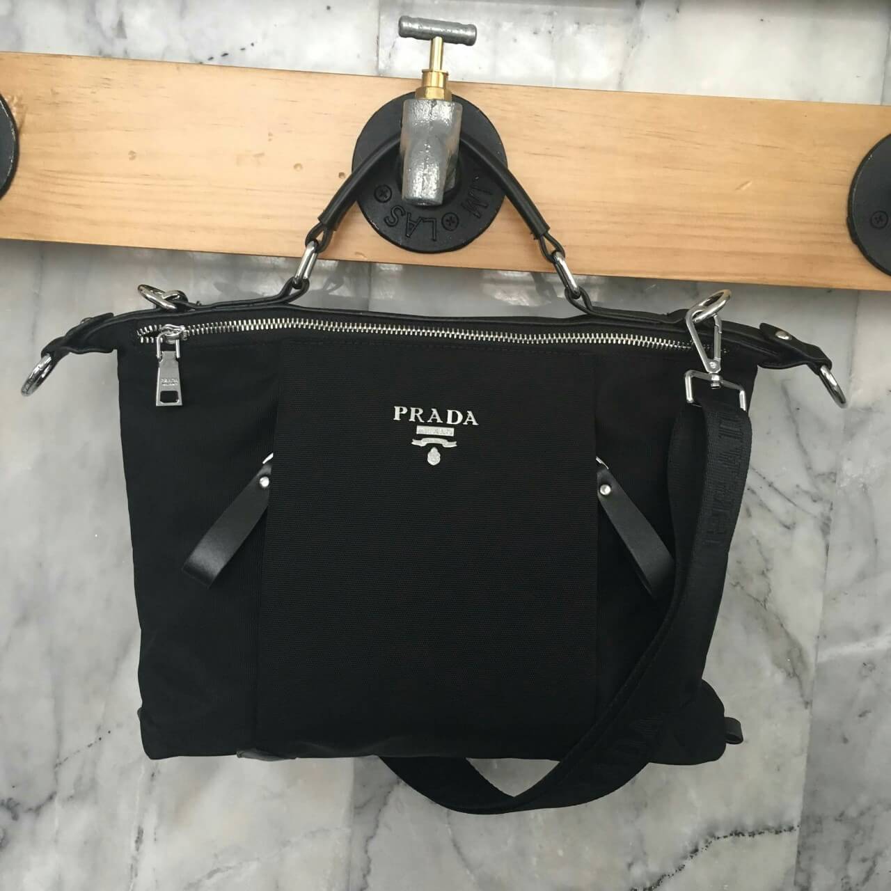 Import Limited edition from counter brand กระเป๋าอเนกประสงค์ ทรง Mini TOTE จากแบรนด์ PRADA มาค่า เป็น กระเป๋าMatte Canvas ใบนี้มีสายยาวให้คะ เลิศมาก สะพายเป็น shoulder bag หรือ ถือได้คะ ด้านหน้ามี logo brand ใช้แล้วสวยมากๆ อะไหล่สีเงิน จุของคุ้ม เกินราคาร