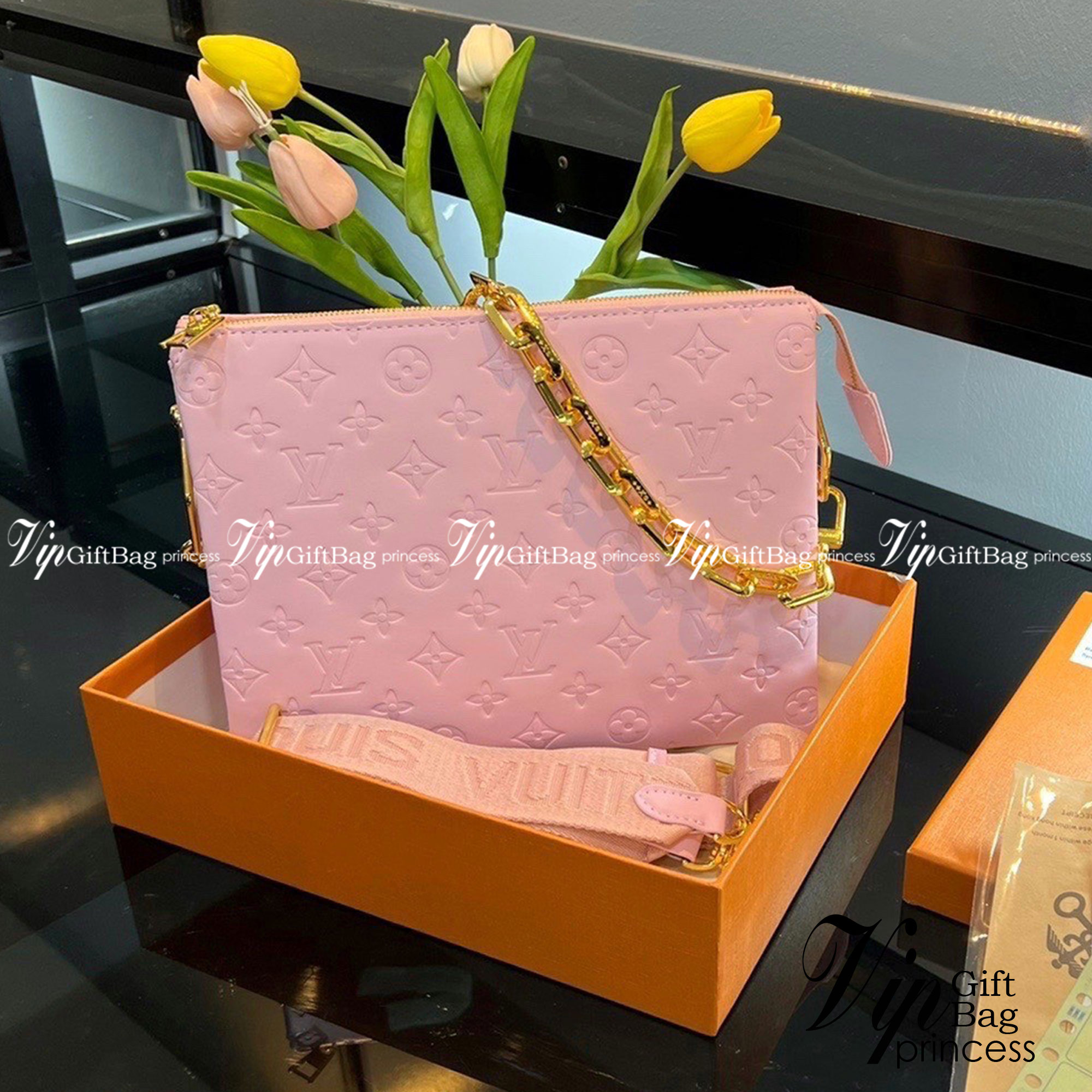 LV HANDLE POUCH MONOGRAM / LV Coussin PM Bag กระเป๋าสะพายกึ่งคลัชท์ สุดล้ำ มาแรงมาก ด้วยความสวยปังตั้งแต่แรกเห็น วัสดุหนังแกะสังเคราะห์ปั๊มลายสวยคม มาพร้อมสาย 2 เส้น เลิศๆ มีสายโซ่ที่มีดีเทลละเอียดไม่ซ้ำ และสายสปอร์ตครอสบอดี้ ที่จะคล้องไว้ทั้งสองเส้นก็ดีง