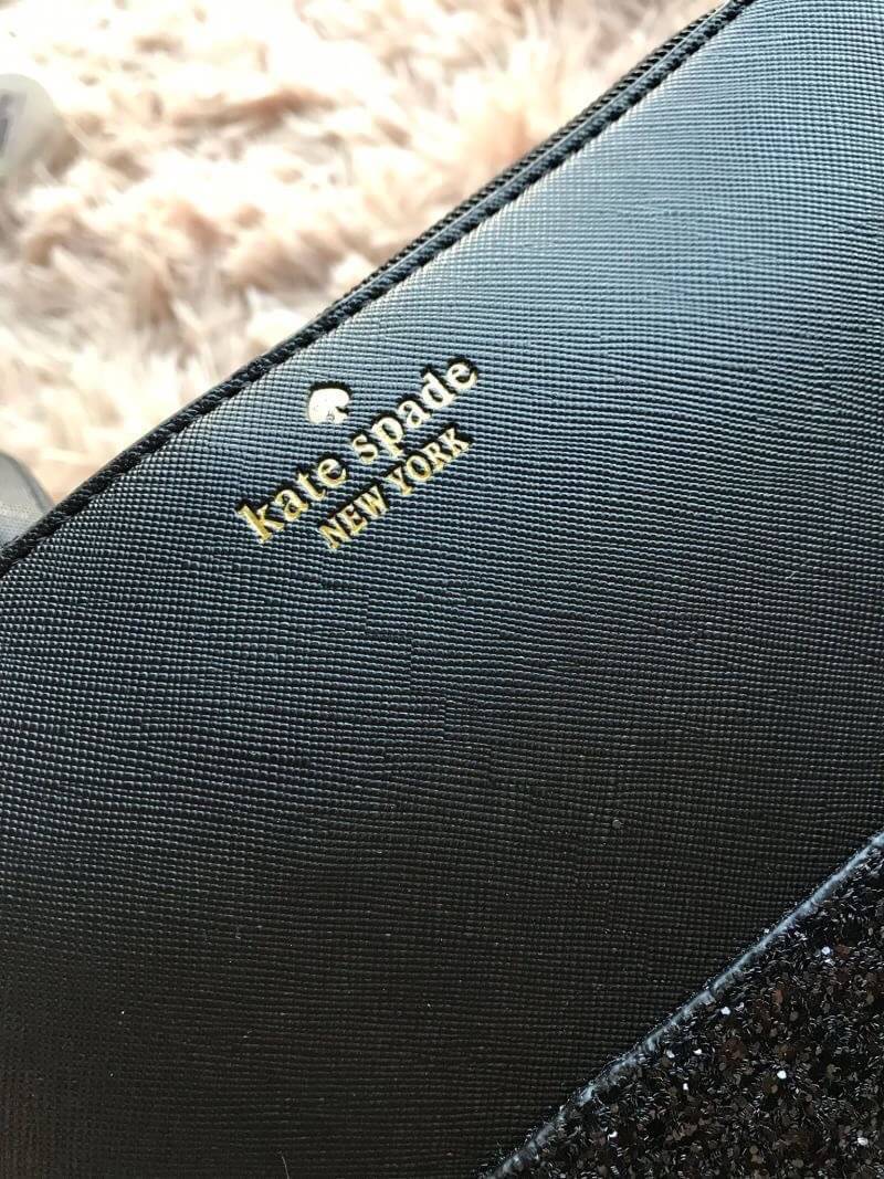 Kate Spade New York Greta Court Ramey Gritter Crossbody Bag กระเป๋าสะพายที่มีดีเทลเป็นกริชเตอร์วิ้งที่ก้นกระเป๋า ด้านบนหนังsaffiano เปิดปิดด้วยซิปเดียวด้านบน ภายในใส่กระเป๋าสตางค์ยาว มินิไอแพคได้ สายสะพายยาว118cmปรับไม่ได้ ขนาดกำลังดีสวยน่าใช้เลยคร้า!!