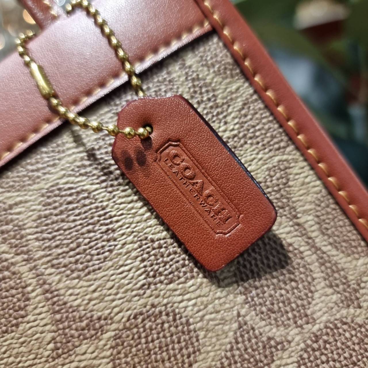 COACH C5277 MINI CASHIN TOTE IN SIGNATURE CANVAS กระป๋าสะพายข้างไซส์มินิ ไอเท็มหายาก!! ที่น่ารักที่สุด!! น่าใช้ไม่อยากวาง!! ยกให้น้องสาวใบนี้จริงๆ ดีไซน์รูปทรงโท้ทคลาสสิค วัสดุหนังแคนวาสสลับหนังแท้ มีหูจับในตัวและสายสะพายข้าง ปากกระเป๋ามีสายหนังแถบแม่เหล็
