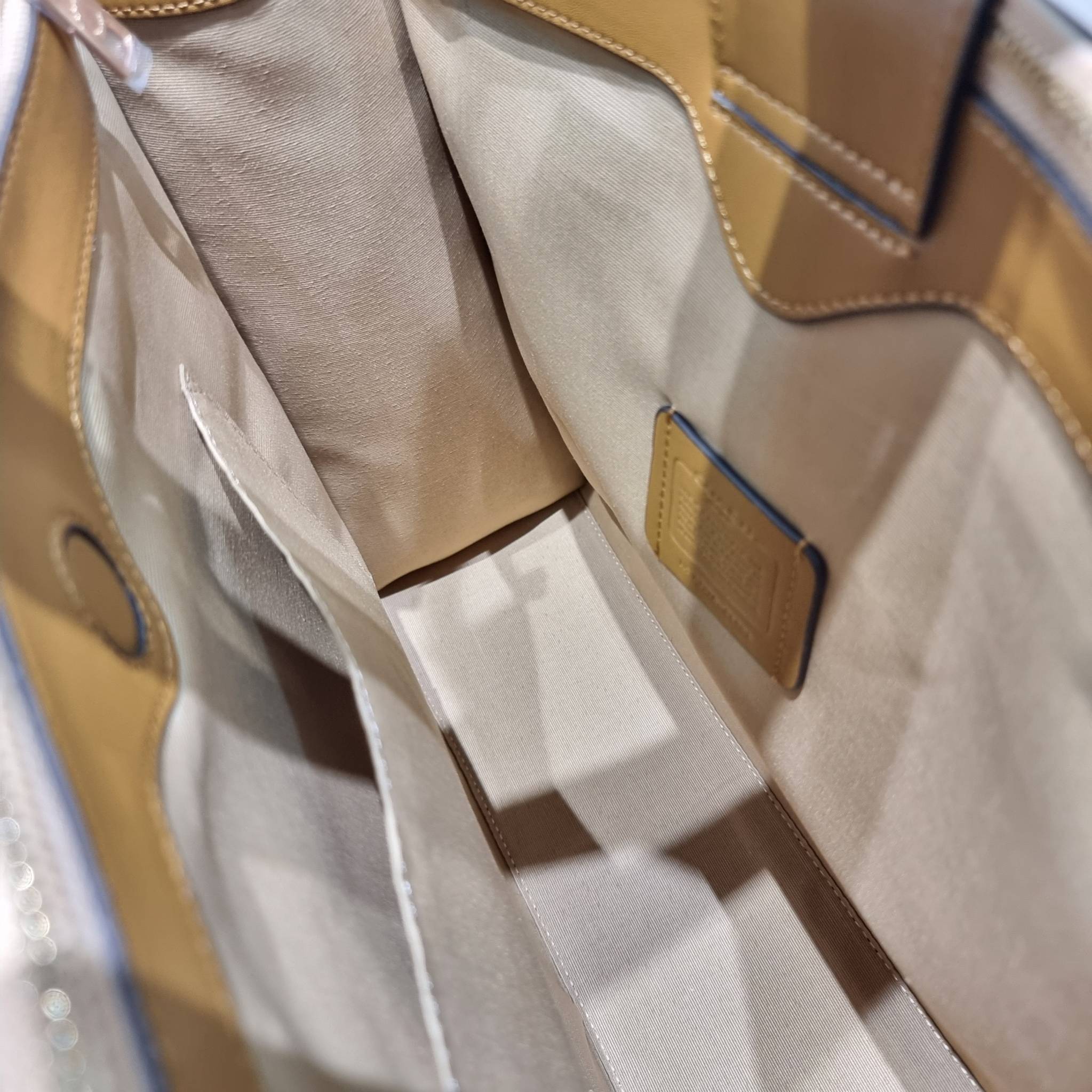 COACH NINA CARRYALL CL654 / COACH Nina Tote Bag พร้อมส่ง 2 สี กระเป๋าโท้ทสะพายไหล่ ใบใหญ่ คอลเลคชั่นใหม่ ตอบโจทย์คนที่ชอบใส่ของเยอะๆได้อย่างดี ดีไซน์รูปทรงคลาสสิค เรียบหรู