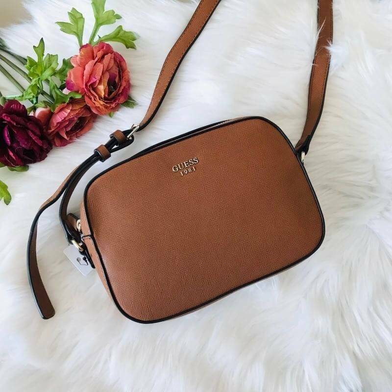 GUESS ZIP TOP KAMRYN CROSSBODY BAG กระเป๋าสะพายรุ่นยอดนิยม วัสดุ PU คุณภาพดี น้ำหนักเบา ด้านหน้าประดับด้วยโลโก้แบรนด์สุดหรู เปิดปิดกระเป๋าด้วยซิปสะดวกใช้ ด้านในโล่งกว้างมีช่องซิปและช่องใส่บัตร สามารถใส่มือถือได้ทุกรุ่น กระเป๋าสตางค์ใบสั้นได้ ซับในลายแบรนด