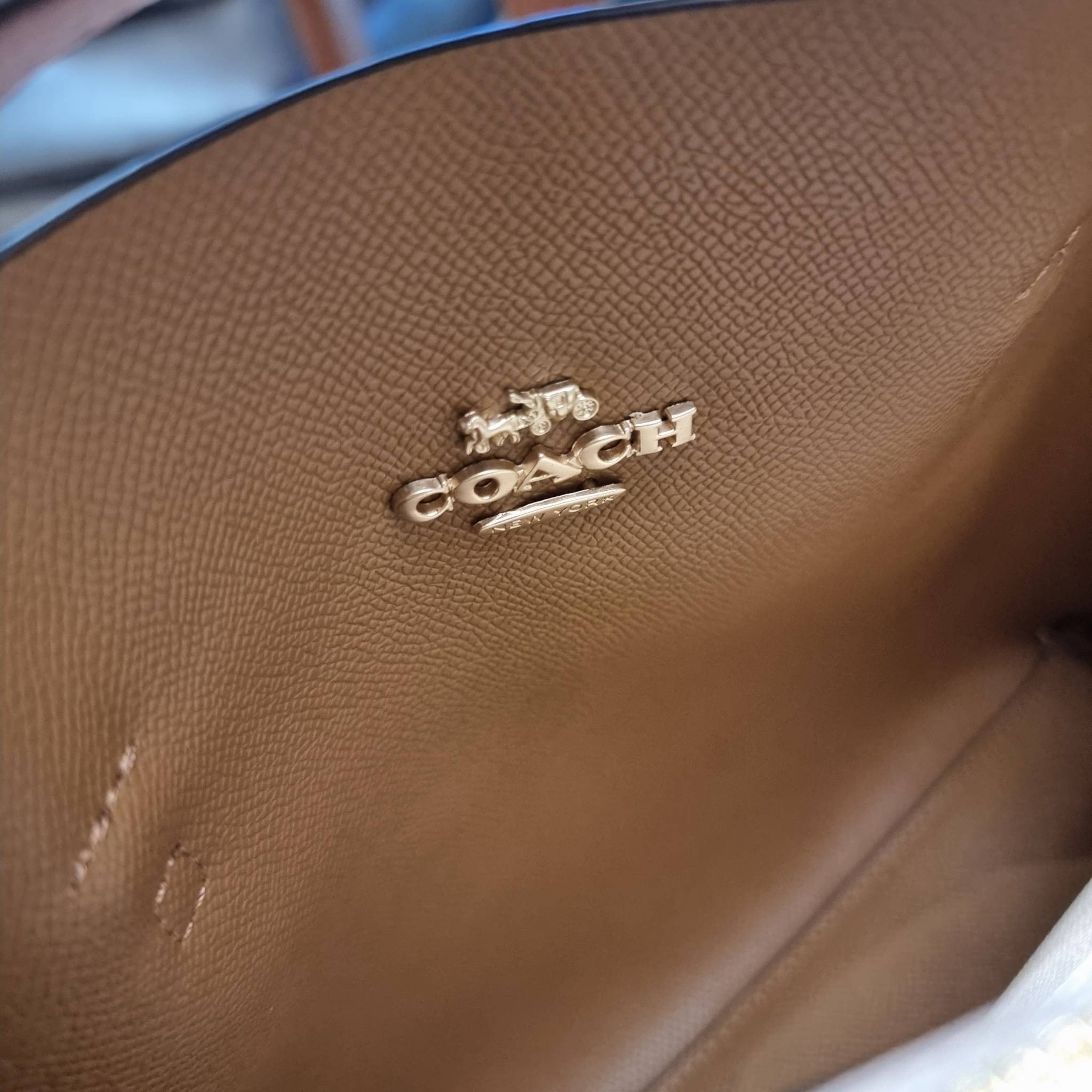 COACH C4084 MOLLIE TOTE 25 WITH SPACED WILDFLOWER PRINT ดีไซน์ใหม่ล่าสุด กระเป๋าโท้ทไซส์เล็กที่สาวๆต่างก็ต้องปักใจรัก รอบนี้น้องถูกเติมแต่งลวดลายดอกไม้ เพิ่มดีเทลความน่าใช้ไปอีก วัสดุหนัง pepble เรียบหรูดูดีม้าก!! ภายในโล่งกว้าง มีช่องซิปกลางใส่ของได้ ขนา