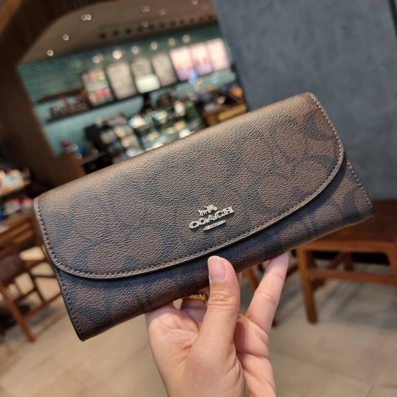 COACH F52601 POP SLIM ENVELOPE WALLET IN SIGNATURE รุ่นขายดี ขายหมด!! รุ่นหายาก!! เติมสต็อคจ้า!! กระเป๋าสตางค์รุ่นฝาพับ ดีไซน์เรียบหรู คลาสสิค ใช้งานง่ายและสะดวกมากๆ ด้วยซองซิปที่เสียบด้านหลัง ถอดแยกออกมาใช้ได้ หรือเอาออก พกกระเป๋าเดี่ยวๆก็ได้ ถือใบนี้ดูไ