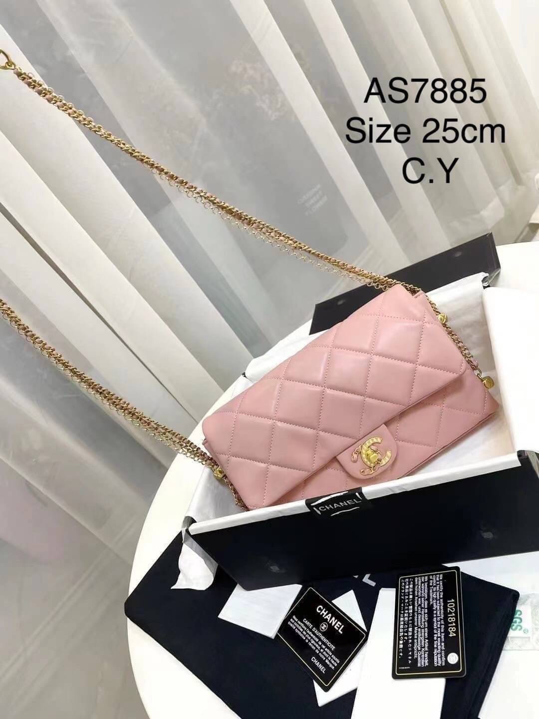 CHANEL flap pearl with chain พร้อมส่ง ที่สุดของความคลาสสิค อะไหล่ทองหรูหรา ด้านหน้าประดับโลโก้ฝังมุก หนังอย่างดี น้องมีความนิ่มสัมผัสแล้วหลงรักแน่นอนค่ะ