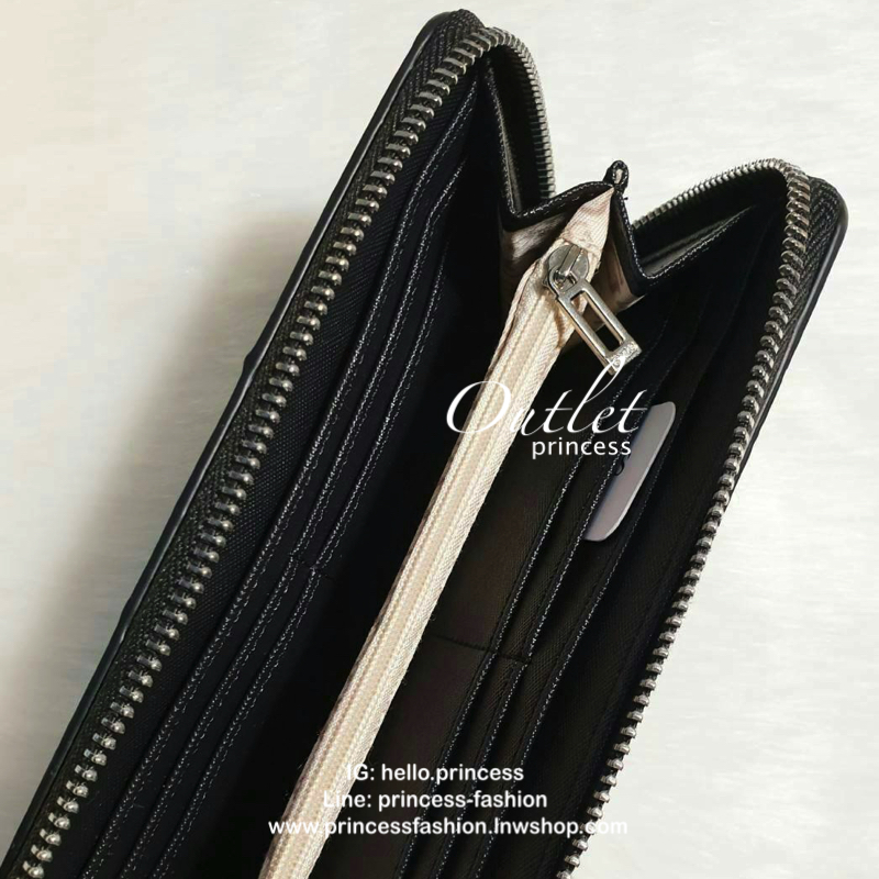 GUESS FACTORY WOMEN'S ZIP AROUND LONG WALLET กระเป๋าสตางค์หนังทรงซิปรอบปั๊มลายแบรนด์รอบใบ ด้านหน้าติดโลโก้แบรนด์ ภายในมีช่องใส่ธนบัตร ช่องใส่บัตรหลายช่องและช่องซิปกลางใส่เหรียญ มีให้เลือก 3 สี สวยคุ้ม น่าใช้มากๆค่า