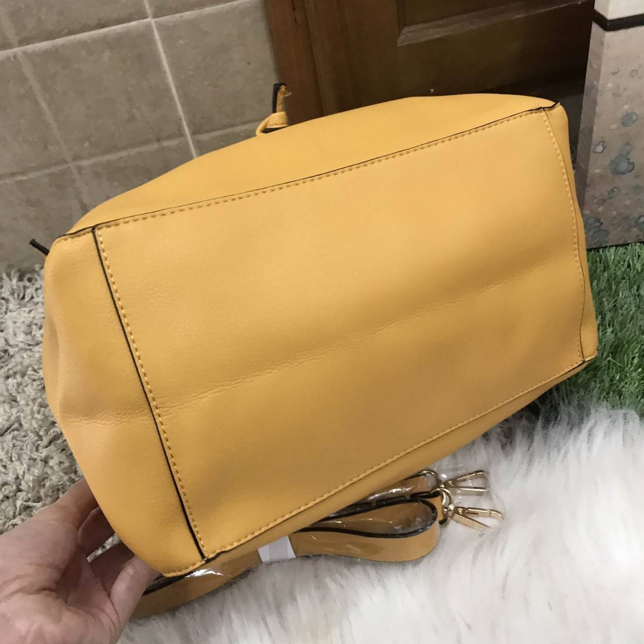 Zara bucket bag crossbody ใหม่ล่าสุดจากแบรนด์ Zara กระเป๋าสะพายทรง bucket สีสด หนังนุ่มมากกกก เนื้อดี สามารถสะพายได้ 2 แบบค่ะ แบบแรก shoulder bag ขนาดพอดีไหล่ และแบบที่สอง กระเป๋าสายยาวสามารถสะพายไหล่หรือ cross body ก็ได้ มีสายสะพายยาวมาให้สามารถถอดออกได้