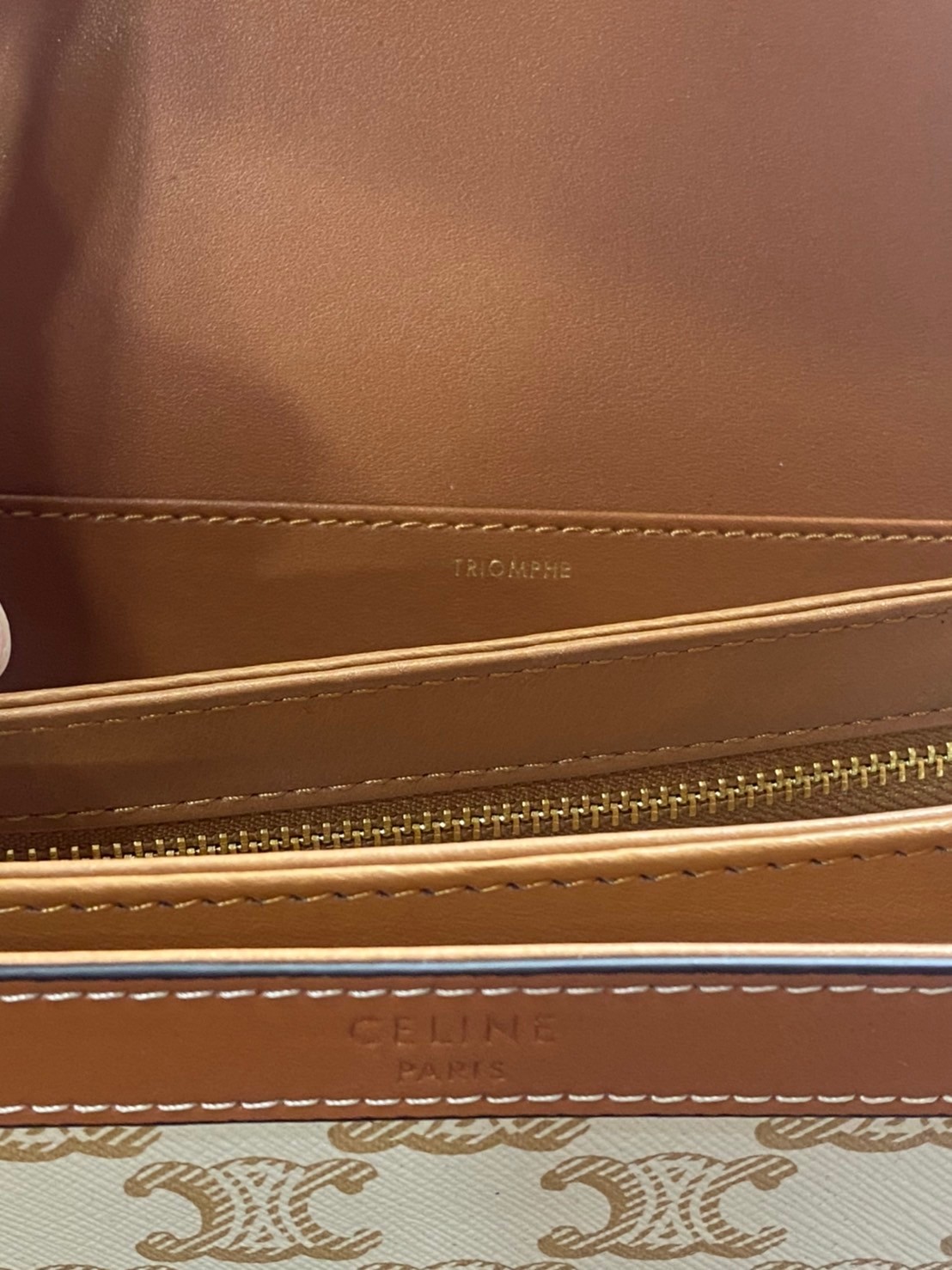 หนังแท้ CELINE MEDIUM TRIOMPHE BAG IN TRIOMPHE CANVAS AND CALFSKIN / CELINE TEEN สาวๆที่กำลังมองหากระเป๋าน่ารักเอาไว้ใช้ในวันสบาย ๆ แต่ไม่รู้เลือกกระเป๋า Celine รุ่นไหนดี แนะนำรุ่นนี้เลยคะ เป็นกระเป๋าสะพายข้างขนาดกำลังดี สวยแบบคลาสสิก หรูหราด้วยแคนวาสเคลื