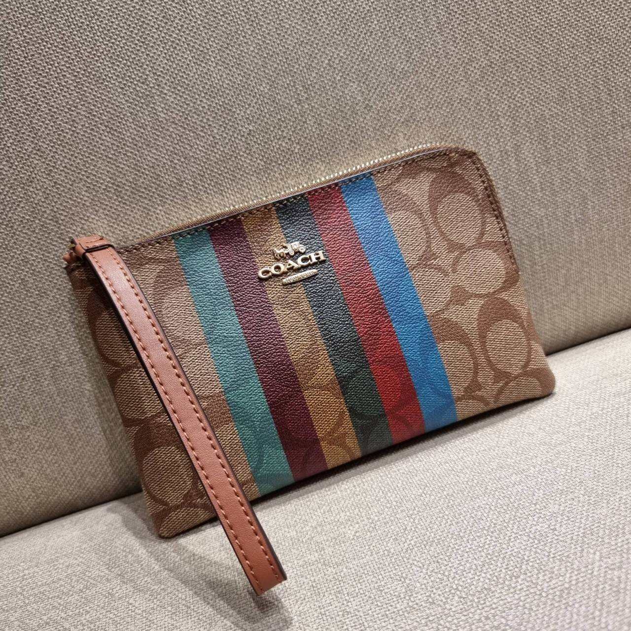 COACH C5624 LARGE CORNER ZIP WRISTLET IN SIGNATURE CANVAS WITH STRIPE สีใหม่กับคอลเลคชั่นที่ปังข้ามปี ฮิตไม่เลิก!! กระเป๋าคล้องมือ ดีไซน์ลายแถบสี สดใสน่าใช้มาก!! ขนาดเหมาะพกพา วัสดุหนังแคนวาส ภายในใส่ธนบัตร หรือใส่บัตร ใส่เหรียญ ได้หมด!! iphone13 pro ใส่ไ
