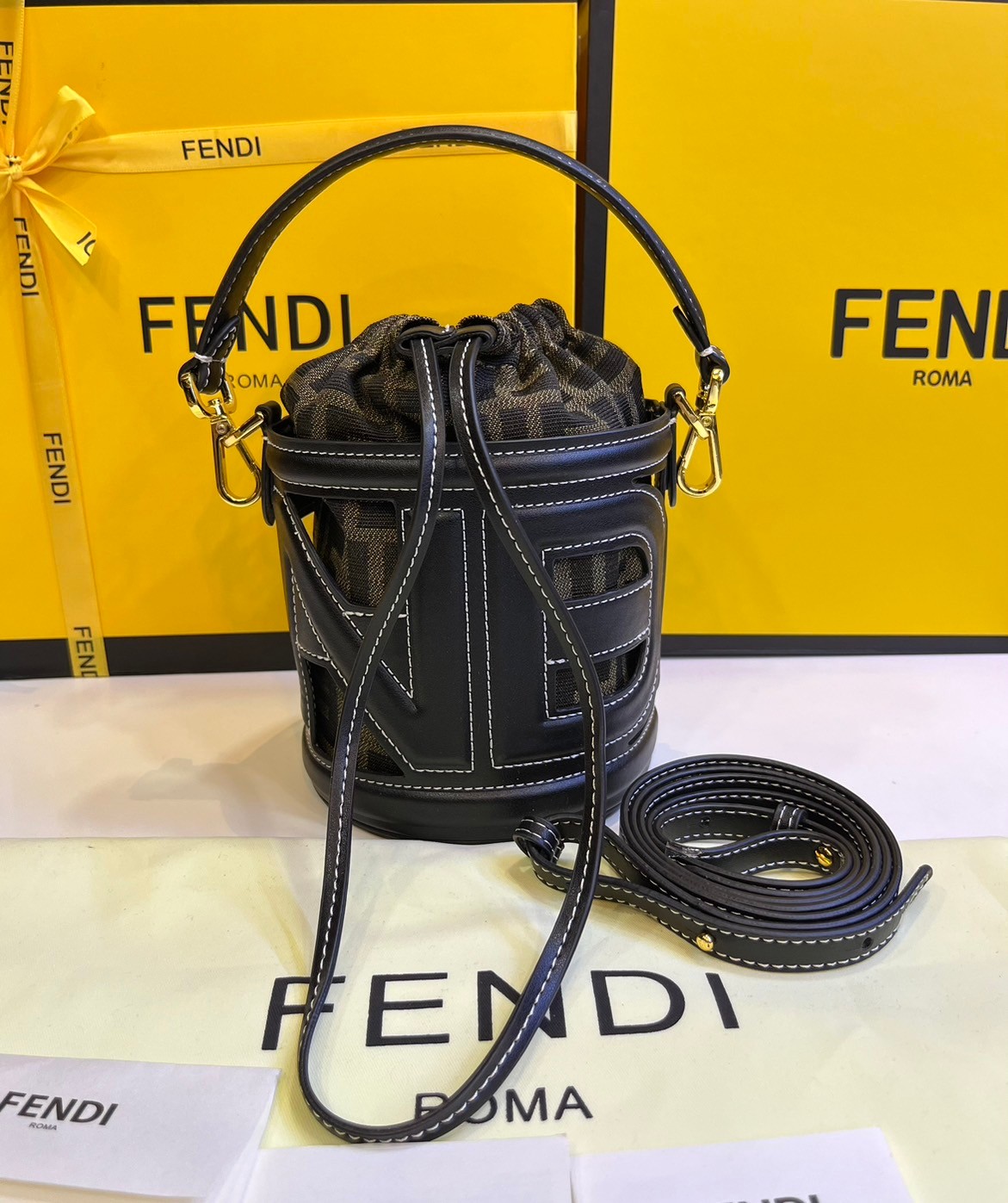 พร้อมส่ง 2 สี FENDI Step Out canvas bucket bag MINI 13cm กระเป๋าสะพายทรงบัคเก็ต ไซส์มินิ เกรดออริ สลับแท้ 1:1 ใช้ต่างประเทศได้