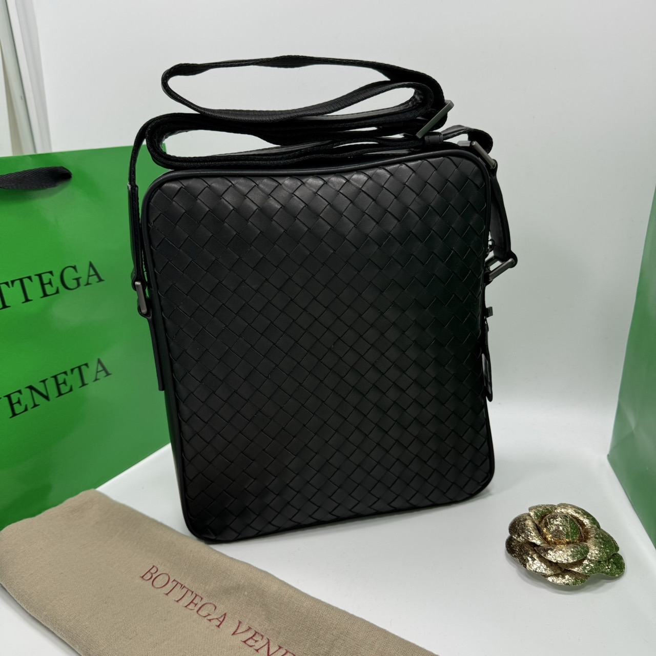 BOTTEGA Messenger Bag กระเป๋าสะพายเมสเซนเจอร์ ดีไซส์สานเป็นเอกลักษณ์ everyday look เอาใจหนุ่มๆ สวยเท่คลาสสิก เกรดออริ 1:1 ใช้งานต่างประเทศได้