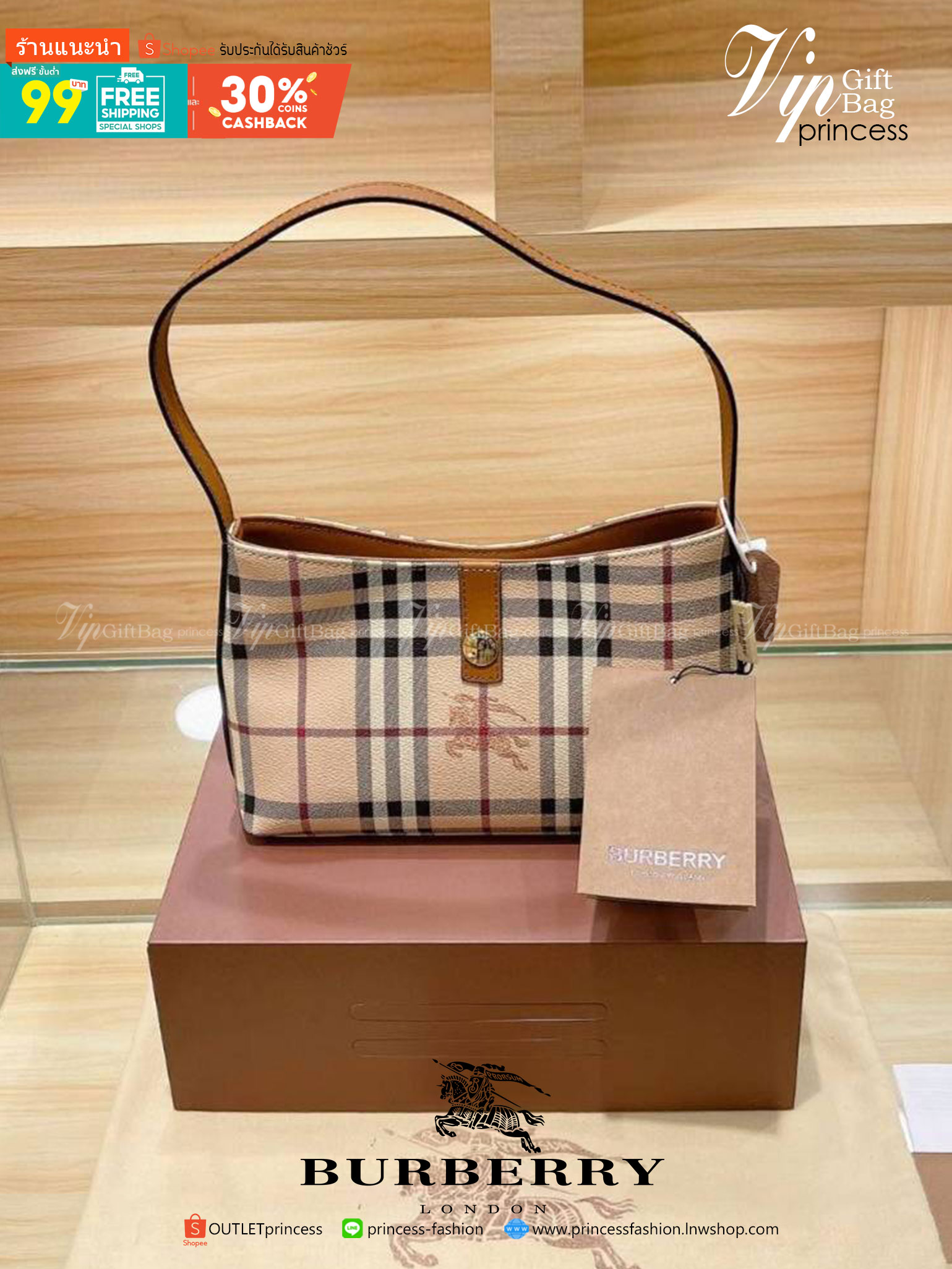 BURBERRY VINTAGE BAG VIP GIFT WITH PURCHASE (GWP) พรีเมี่ยมกิ๊ฟ Limited Edition จากBURBERRY วัสดุหนังPVC หนังนิ่ม กระเป๋าสะพายไหล่ทรงสวย เปิดปิดด้วยกระดุมแม่เหล็กด้านใน ภายในมีช่องใส่ของโล่งกว้าง พร้อมช่องซิปอีกหนึ่งช่อง สามารถใส่มือถือ กระเป๋าสตางค์ยาว ข