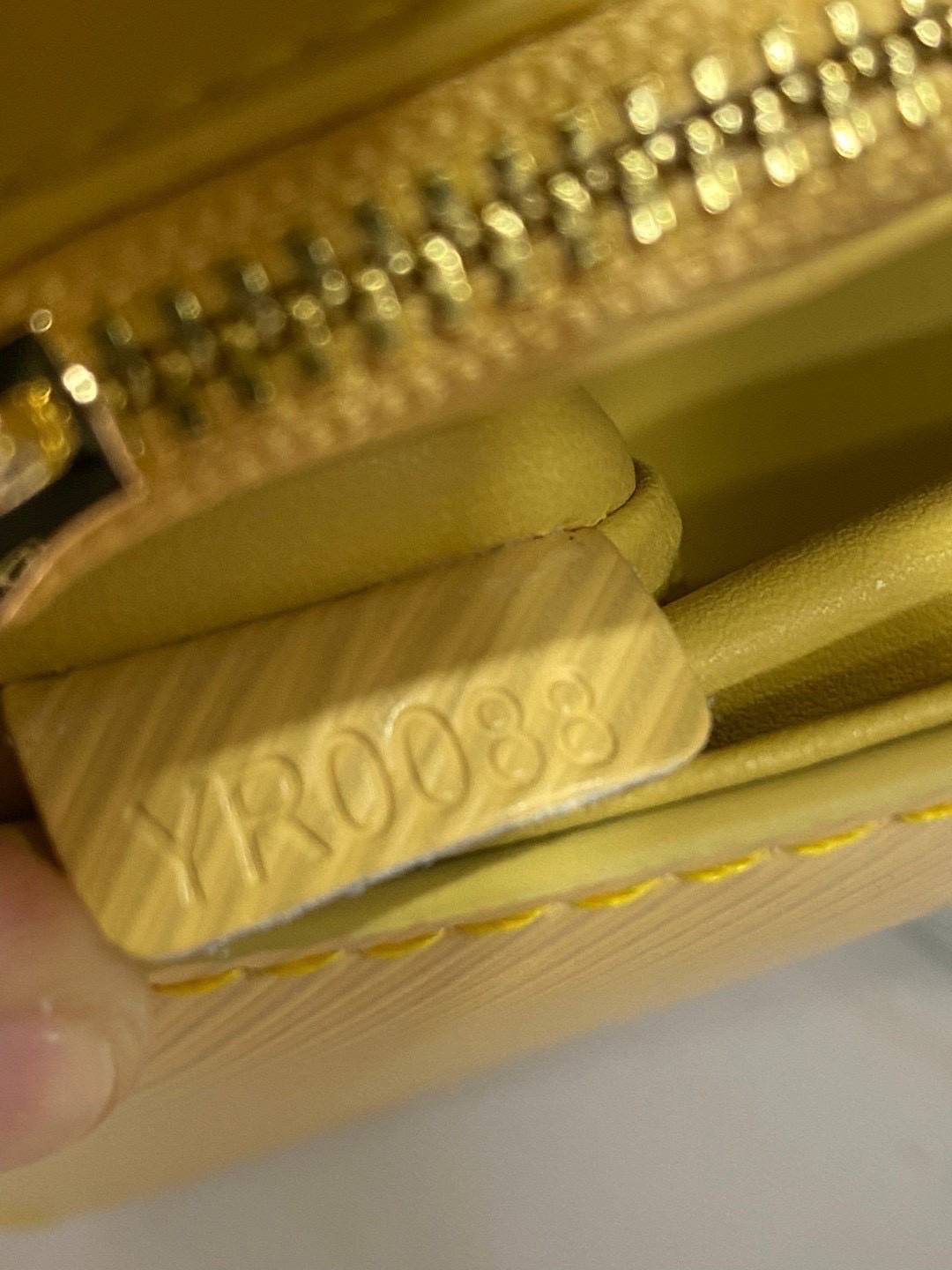 ORI หนังแท้ | LV Twist West Bag elongated shape in grained Epi leather กระเป๋าสะพาย/กระเป๋าถือ พร้อมสายโซ่ หนังลายเกรน Epi รูปทรงยาวและสง่างาม นำเสนอมุมมองใหม่สุดเท่ให้กับไอคอนของแบรนด์ ในหลากหลายเฉดสีทันสมัย