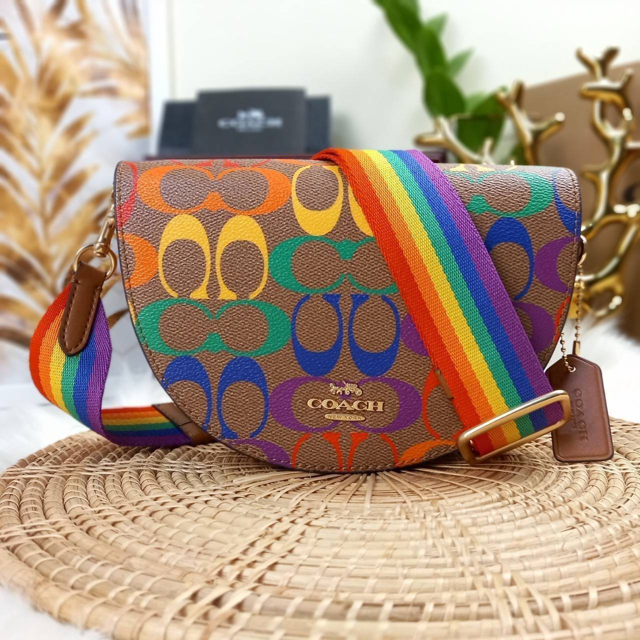 COACH ELLEN CROSSBODY IN RAINBOW SIGNATURE CANVAS (COACH C4098) ให้สายรุ้ง มัดใจได้มั้ยเนี้ย🌺คอลเลคชั่นที่ไม่ต้องพูดเยอะ//กระเป๋ารูปทรงน่ารัก ที่ใครได้เห็นเป็นต้องอดใจไม่ไหว // วัสดุหนังแคนวาสผสมหนังแท้ กระแทกความสดใสขึ้นไปอีกขั้น ด้วยลาย