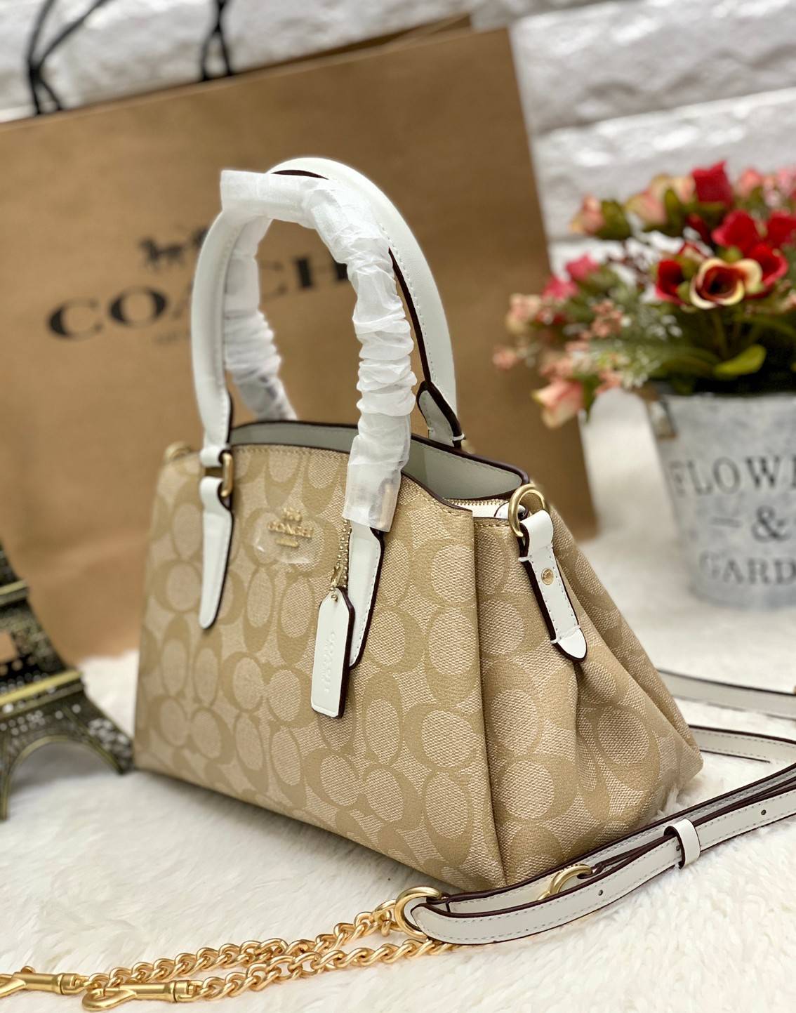 COACH MINI SAGE CARRYALL IN SIGNATURE 🌈กลับมาแล้ว รุ่นที่สาวๆหลายคนถามหาค่ะ! กระเป๋าหิ้วได้//สะพายข้างได้ pvc หนังนิ่มอย่างดีค่ะ กระเป๋าแบ่งออกเป็น3ช่อง มีเป็นช่องซิปกลาง แต่ละช่องกว้างใส่ของจำเป็นได้ครบเลยนะคะ พร้อมสายสะพายแบบโซ่ต่อหนังถอดออกได้เ