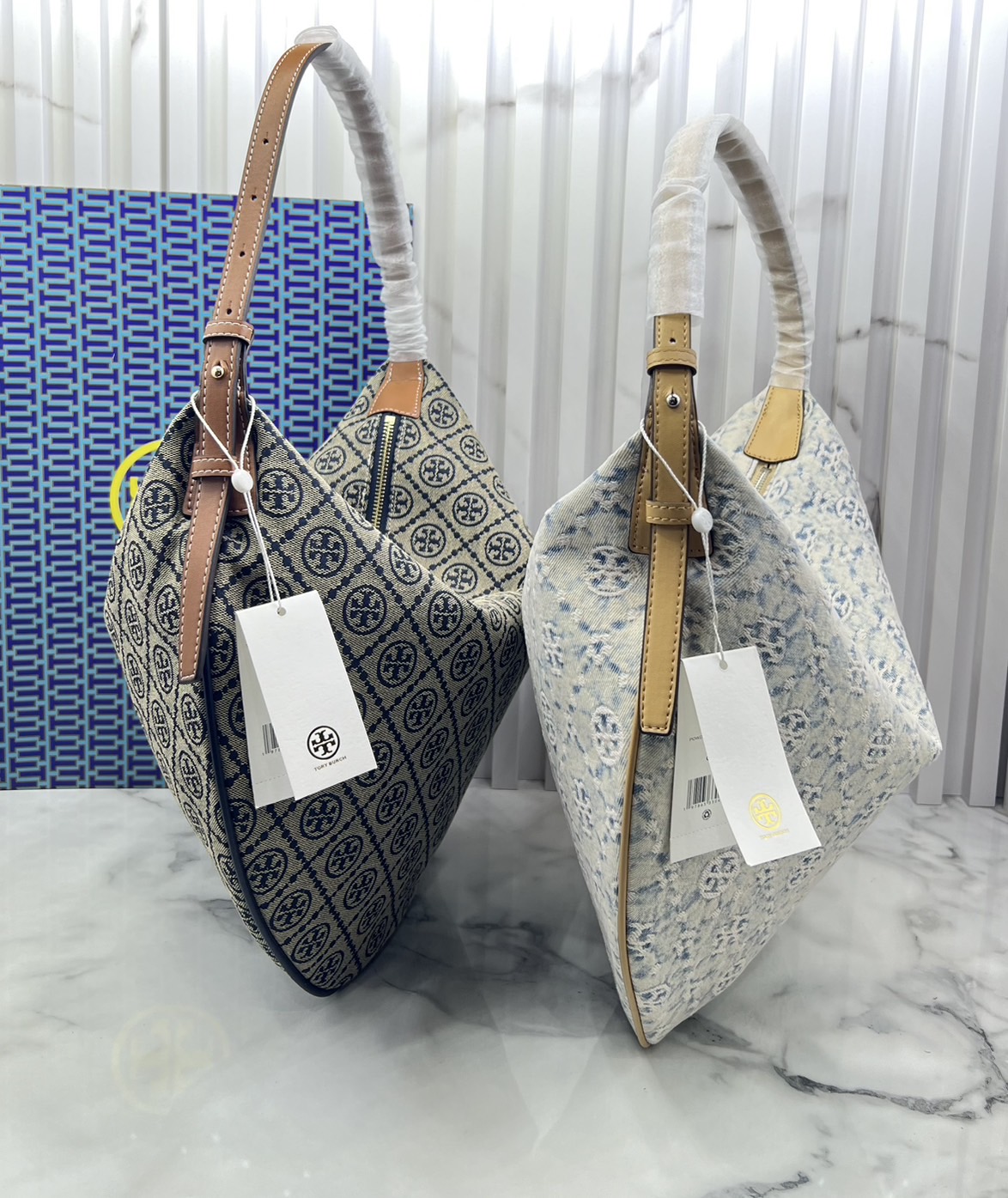 ORI หนังแท้ | Tory Burch T Monogram Balloon Bag 40cm กระเป๋าสะพายทรงโฮโบใบใหญ่ ถือหรือคล้องไหล่รูปทรงใหม่บอลลูนสวยหรูด้วยลายโมโนแกรมเต็มใบ ภายในโล่งกว้างจุของได้เยอะ คอลเลคชั่นใหม่มาแรง!