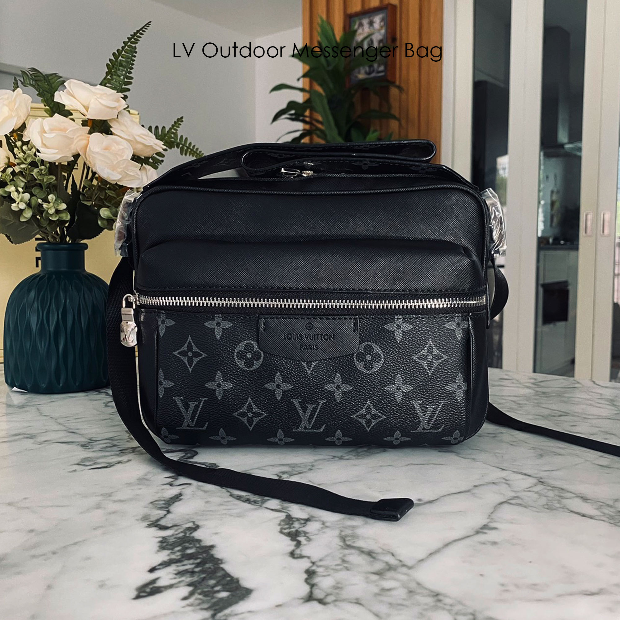 LV Outdoor Messenger Bag กระเป๋าทรงแมสเซนเจอร์สีดำสวยคลาสสิก รุ่นที่ได้รับความนิยมอย่างมาก ท่านชวยควรมีติดตู้ไว้ได้ใช้งานบ่อยๆ แน่นอนค่ะ