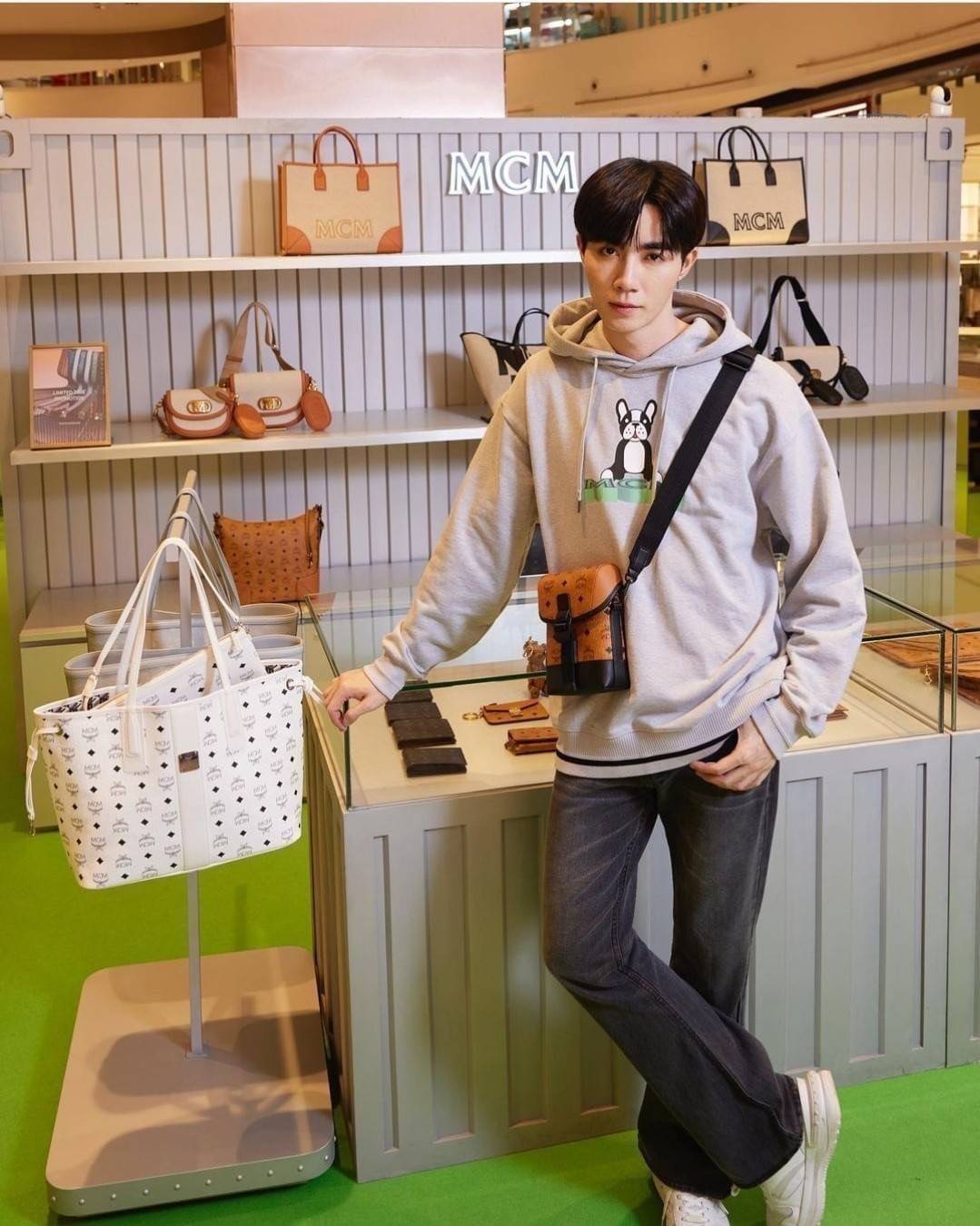M.C.M Small Aren N/S Crossbody in Visetos Cognac คอลใหม่เอาใจหนุ่มๆ สั่งก่อนหล่อก่อนน้าา!! กับกระเป๋าสะพายข้างสุดชิค ที่ดูดีมีเสน่ห์มากๆ เห็นแล้วก็ต้องหลงแน่นอน