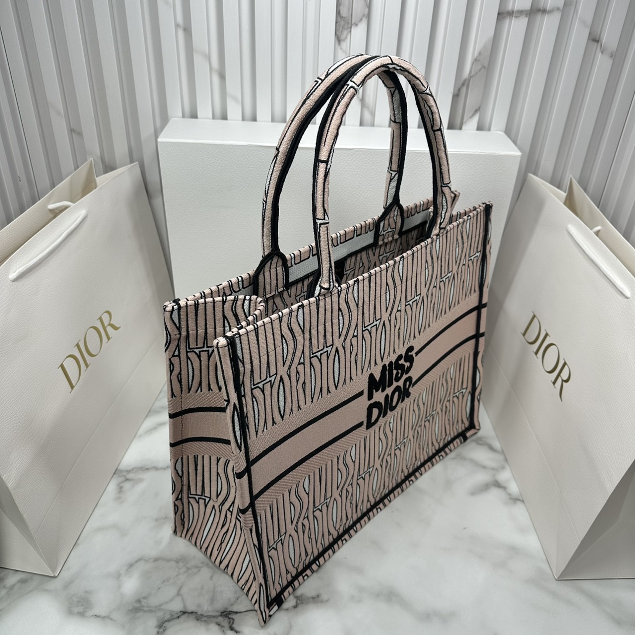 ORI หนังแท้ | Dior Miss Dior Allover Book Tote Handbag 16" กระเป๋าทรงโท้ทคอลใหม่ ดีไซน์ลวดลายกราฟฟิกสวยงามและหรูหราโดดเด่นไม่เหมือนใคร