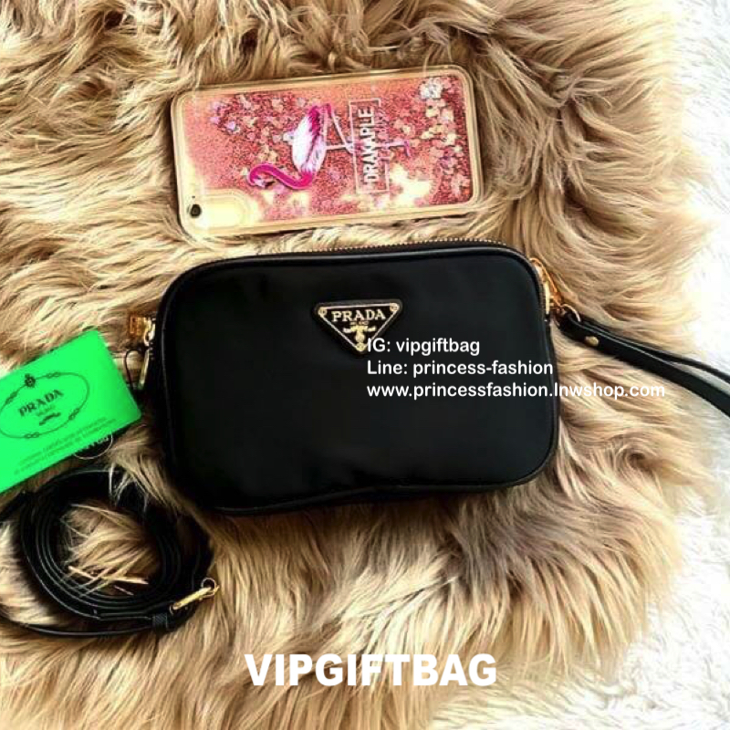 PRADA CROSSBODY BAG WITH ZIP GIFT WITH PURCHASE (GWP) กระเป๋าสะพายพรีเมี่ยมกิ้ฟ Limited Edition จากเคาน์เตอร์แบรนด์ดีไซน์เรียบหรูดูดี วัสดุ Nylon & Polyester 100% เนื้อหนาคุณภาพดีตามแบบฉบับของแบรนด์ ด้านหน้าประดับโลโก้มีช่องแบ่ง2 ช่องเป็นสัดส่วนเปิดปิดด้ว
