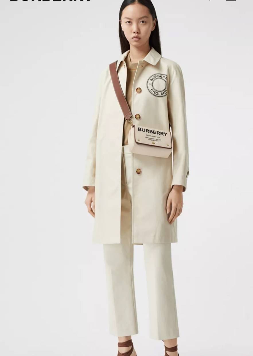 Burberry Small Horseferry Print Cotton Canvas Crossbody Bag เป็นกระเป๋าสะพายที่ดูทันสมัย สายหนังสปอร์ต ในส่วนของโลโก้มาในรูปแบบของการพิมพ์ลายไปบนกระเป๋า ทำให้ดูโมเดิร์นยิ่งขึ้น วัสดุหลักที่ใช้ในการผลิตกระเป๋ารุ่นนี้คือ ผ้าแคนวาสและหนัง โดยผ้าแคนวาสดูเหมือ