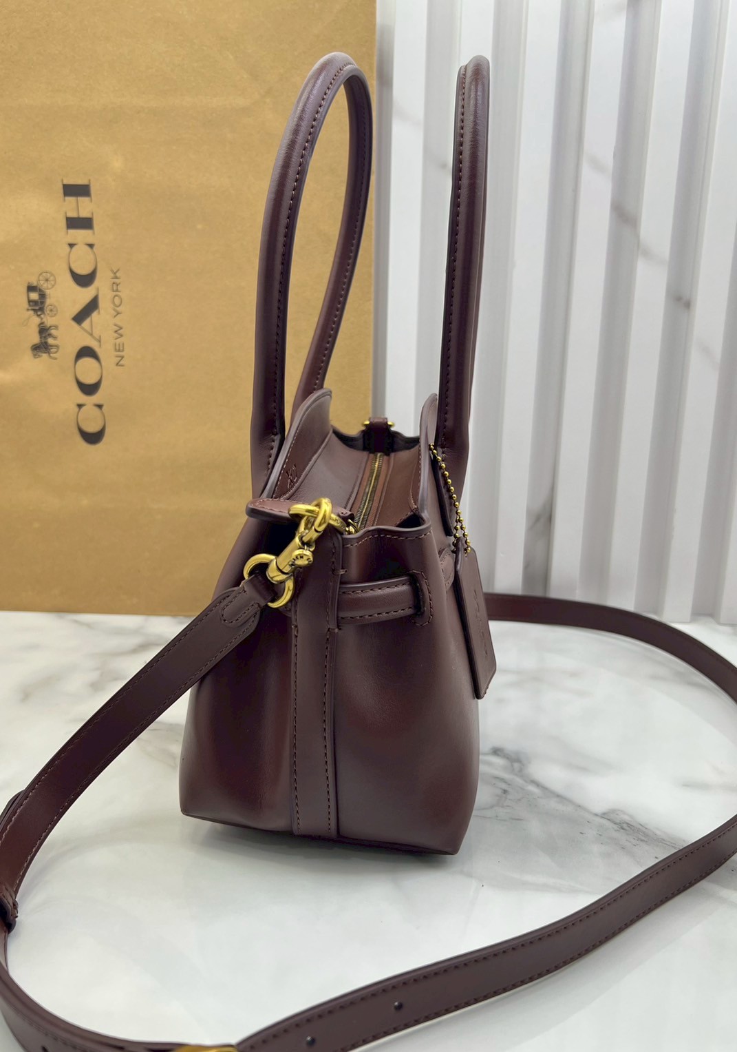 ORI หนังแท้ | Coach Soft Empire Carryall Bag 28 กระเป๋าสะพายทรงโฮโบ รุ่นใหม่ล่าสุด ดีไซน์เรียบง่าย สะพายไปคาเฟ่ ไปเที่ยวถ่ายรูปสวยๆ คือเหมาะสุดๆ หูสะพายยาว พอดีไหล่ ภายในแบ่งสัดส่วนไว้ดี ใบจริงหนังสวยมากๆ