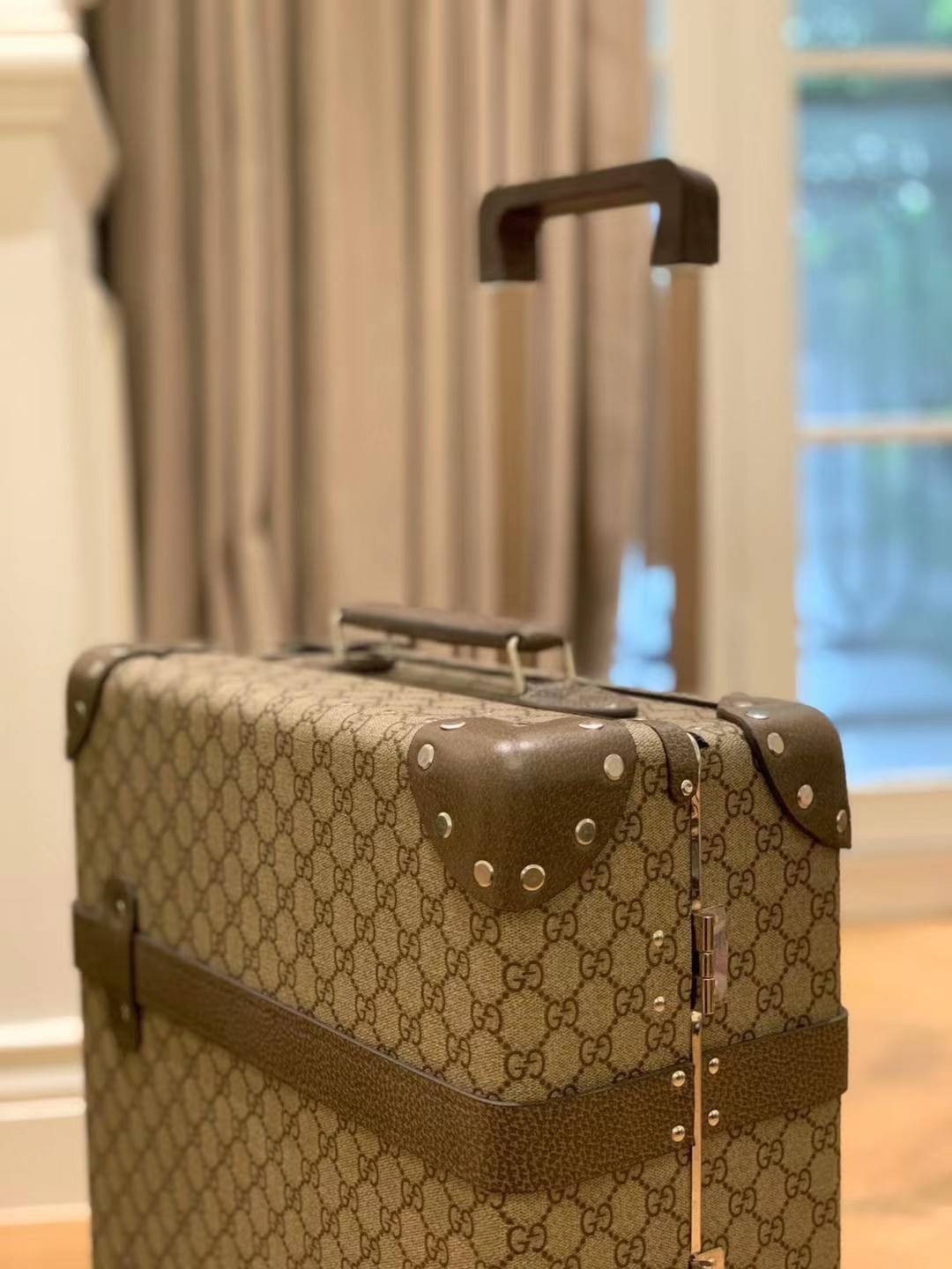 GUCCI Globe-Trotter Carry-On Suitcase / GUCCI globetrotter luggage พร้อมส่ง เกรดท็อปออรินอล งานเหมือนสุด หนังแท้ สวยงามตามรูป TOP ORIGINAL 1:1 เกรดเทียบแท้ ใช้สลับแท้ได้ ใช้งานต่างประเทศได้