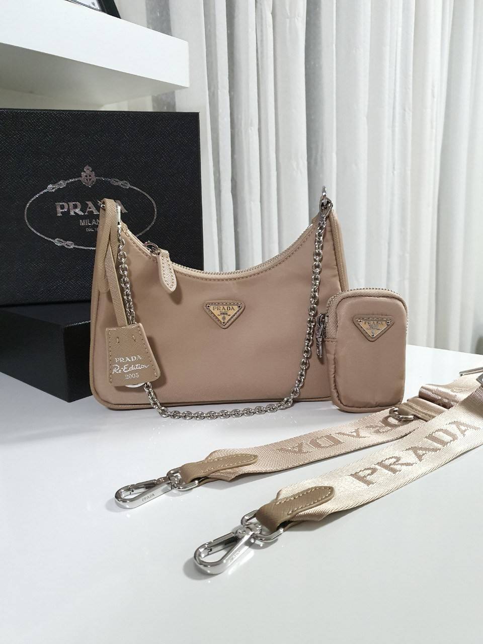 Prada Re-Edition 2005 Re-Nylon bag ใบเดียวคุ้มมากค่ะ อุปกรณ์ ครบชุด **ซื้อ1ได้ถึง3ไอเท็ม ทั้งสายยาว และกระเป๋าใส่เหรียญ และป้ายแท็คหนัง อย่างดี **อะไหล่ปั้มแบรนด์แท้ทุกจุด วัสดุทำจากผ้า Nylon อย่างดี กันน้ำได้ อยู่ทรงสวย สามารถใส่กระเป๋าตังค์ใบกลางได้ ถอด