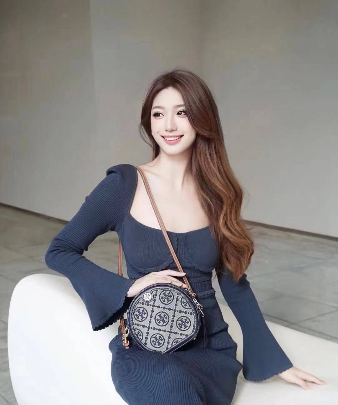 TORY BURCH T MONOGRAM JACQUARD CIRCLE BAG ((Large size)) พร้อมส่งที่ไทย สวยก่อนใครที่นี่! กระเป๋าจาก Tory burch รุ่นนี้มาในสไตล์ทรงวงกลม สุดคลาสสิค ดูคล่องตัวมากขึ้น วัสดุJacquardทอลายแบรนด์+ขอบหนังแท้ ได้ลงตัวสวยงามอยู่เหมือนเดิมค่ะ