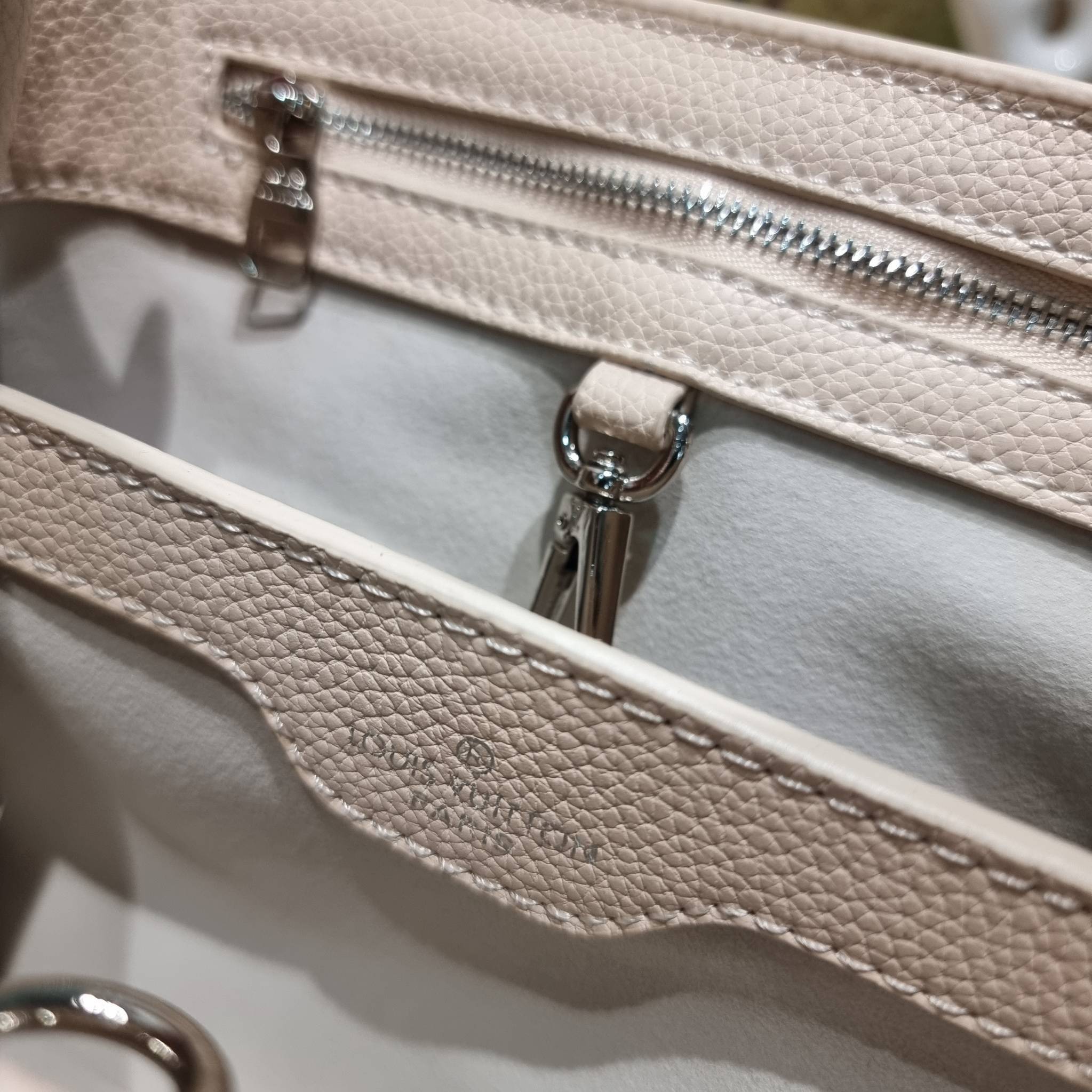 LV x YK Capucines BB / LV Bag พร้อมส่ง กระเป๋าถือสุดหรู ดีไซน์ทรงคลาสสิค ดีงามม้ากกกก!! มาพร้อมหูจับในตัว ด้วยรูปทรงวินเทจ งานปั้มสวยเป๊ะปังตามรูป