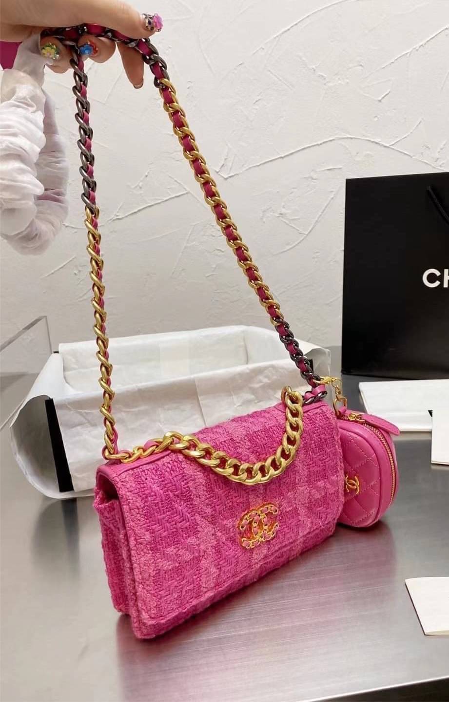 Chanel อเนกประสงค์ รุ่น Limited edition ลายวินเทจ พร้อมใบเล็ก หนังแท้ น้ำหนักเบา มีช่องใส่ของจุกจิก เปิดปิดด้วยฝาปิดกระดุม มีช่องใส่บัตร ช่องซิป ใส่กระเป๋าสตางค์ใบยาว ได้ค่ะ ตัวจริงสวยมากๆถูกใจรีบจองนะคะ ใส่มือถือได้ทุกรุ่น สายสะพายยาวคู่ สะพายได้สองแบบ ป