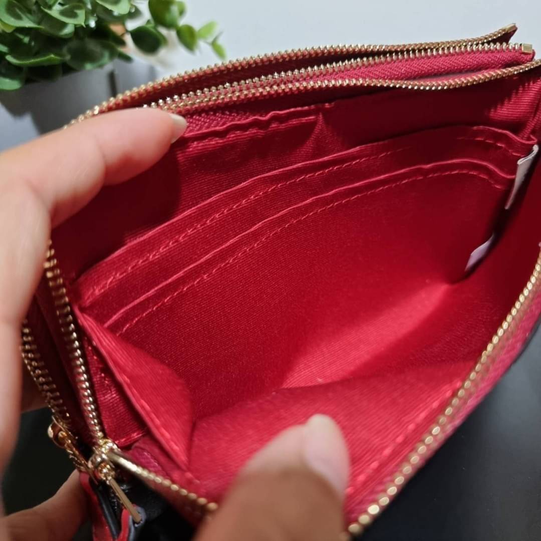 COACH F87591 DOUBLE CORNER ZIP WALLET IN SIGNATURE COATED CANVAS คล้องมือรุ่น 2 ซิป!! มาแล้วจ้า 🌟🤗 ไซส์นี้คือเหมาะมือจริงๆ พกง่ายเช่นเคย ไม่ต้องกังวลว่าจะเกะกะหรือกินพื้นที่กระเป๋าหลัก วัสดุหนังแคนวาสเคลือบลาย มีช่องหลักแยก 2 ช่อง ภายในบุผ