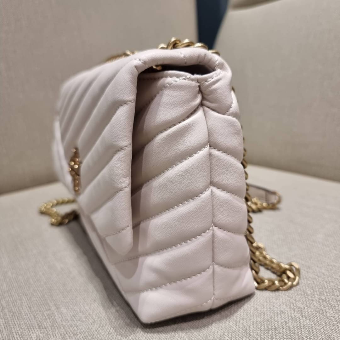 TORY BURCH KIRA CHEVRON CONVERTIBLE SHOULDER BAG (SMALL / MEDIUM) กระเป๋าสะพายรุ่นยอดฮิต ไซส์คลาสสิค ที่ใช้ยังไงก็ดูหรู ดีไซน์เฉพาะตัว วัสดุหนังแกะ สัมผัสนิ่ม เปิด-ปิดด้วยกระดุมแม่เหล็ก ภายในเป็นช่องโล่ง ใส่กระเป๋าสตางค์ มือถือ เครื่องสำอางค์ พาวเวอร์แบงค