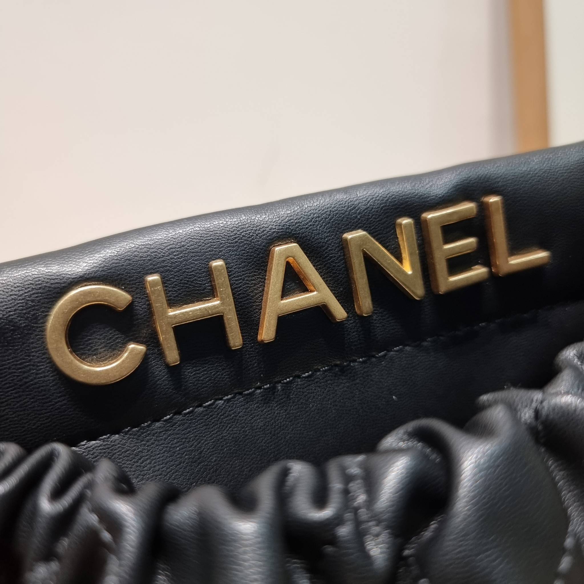 Chanel 23P mini bucket bag น่ารักมากๆ กับกระเป๋าสะพายไซส์มินิ ที่ปล่อยผ่านไม่ได้จริง ดีไซน์สายโซ่คล้องแขนตกแต่งอะไหล่ห้อยเพิ่มมูลค่า และยังตกแต่งโลโก้สวยเด่น