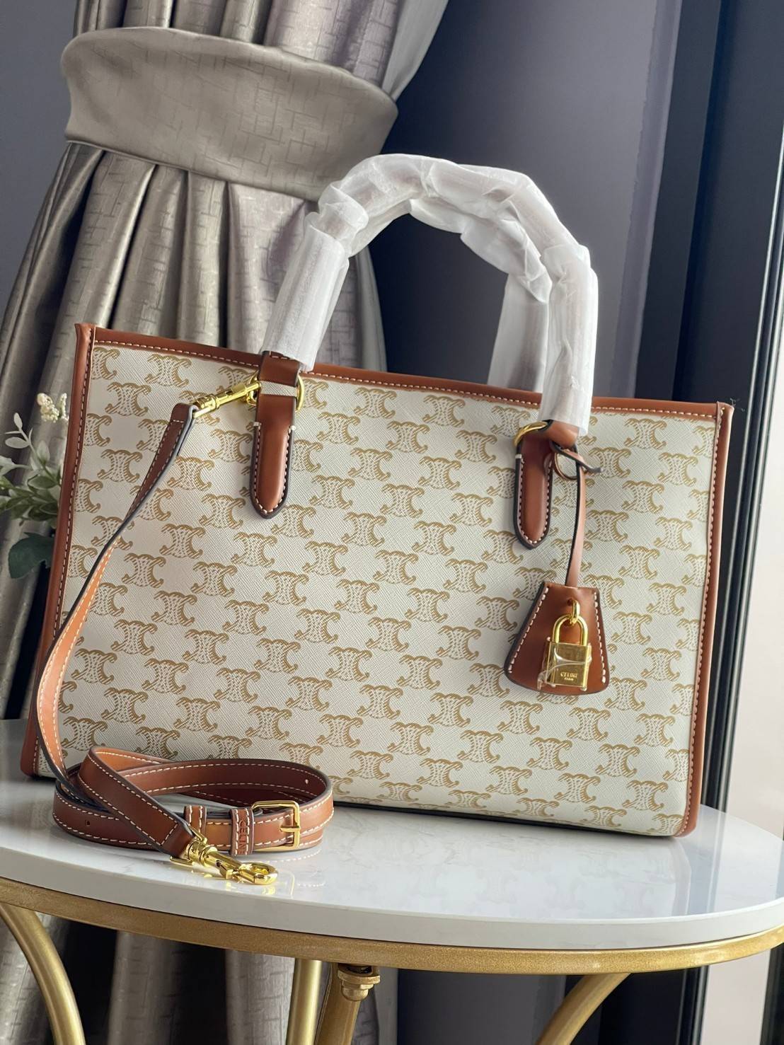 Celine Horizontal Cabas In Triomphe Canvas / Celine tote bag สายชอบพกของเยอะ ต้องหยิบของในกระเป๋าบ่อย รุ่นนี้ก็เป็นอีกตัวเลือกที่น่าสนใจค่ะ เพราะนอกจากจะจุของได้เยอะแล้วดีไซน์ยังเรียบสวยมีกลิ่นอายความวินเทจ อีกทั้งขนาดกระเป๋าใหญ่กำลังดีไม่เกะกะ เคลื่อนไหว