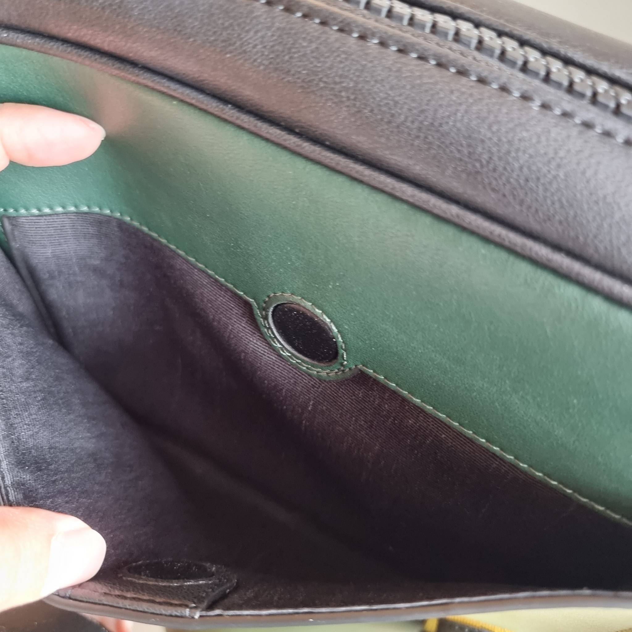 COACH TRACK CROSSBODY IN COLORBLOCK WITH COACH PATCH C6657 C8128 หล่อบอกต่ออีกหนึ่ง กระเป๋าสะพายทรงแมสเซ็นเจอร์ รุ่นเอาใจหนุ่มๆ ที่สาวๆก็อยากใช้!! ด้วยดีไซน์สีคัลเลอร์บล็อคที่โดดเด่น ทำให้ดูน่าใช้งาน วัสดุหนังแท้ สวยคมซ่อนหรู ฝากระเป๋ามีตัวล็อคแน่นหนา เปิ