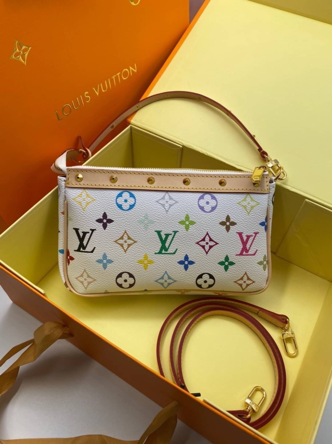 หนังแท้ LOUIS VUITTON POCHETTE TAKASHI MURAKAMI X LOUIS VUITTON WHITE MONOGRAM MULTICOLORE น้องน่ารักน่าใช้มากๆ กระเป๋าหิ้ว//คล้องไหล่//สะพายข้าง//หรือถือแบบคลัท ชิลๆได้เลยค่า หนังแกะแท้นิ่มสวย เปิดปิดกระเป๋าแบบซิป ภายในสามารถใส่กระเป๋าเงินใบกลางได้; มือถ