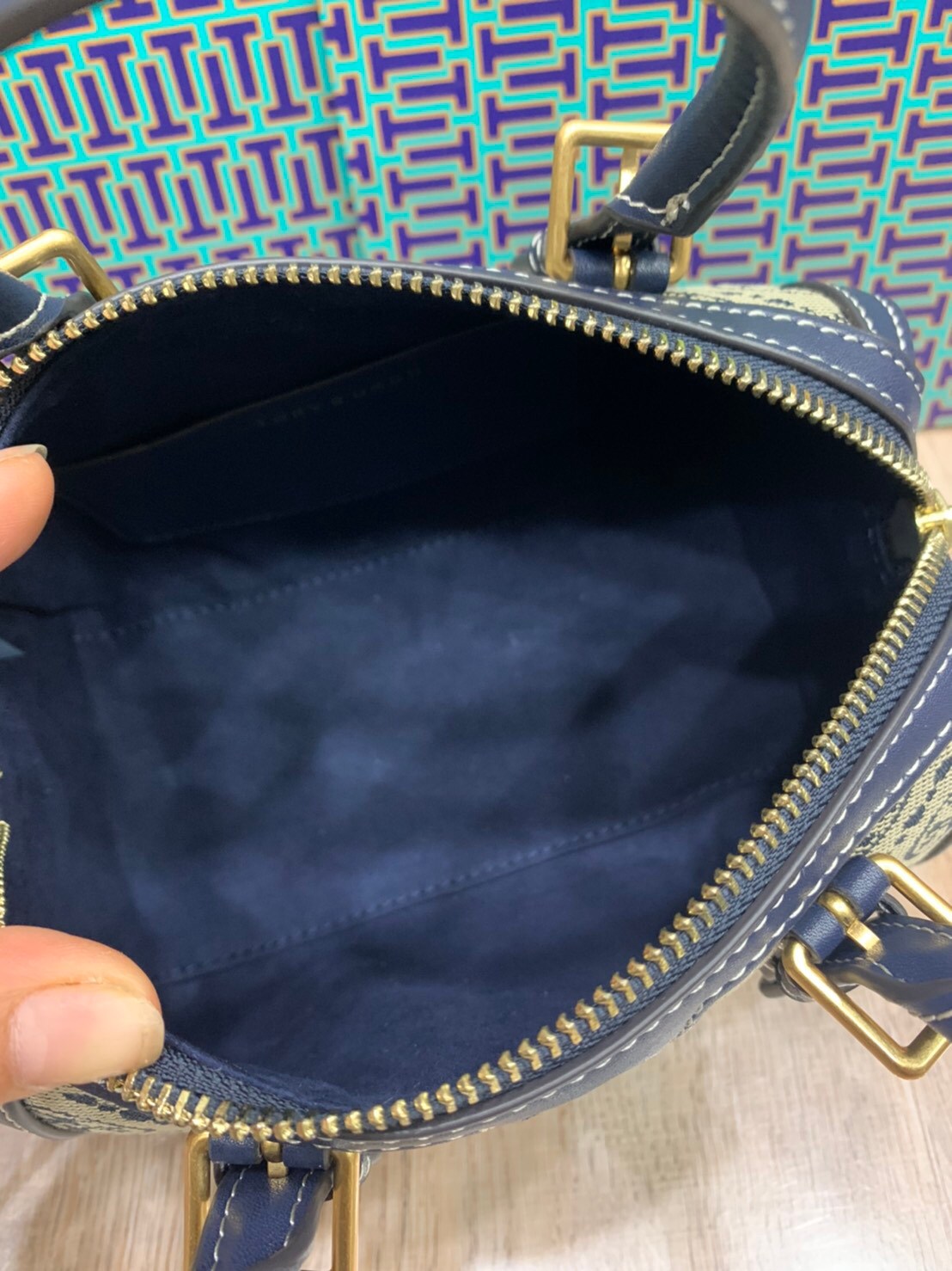 mini TORY BURCH FACTORY MONOGRAM JACQUARD BOSTON BAG กระเป๋าทรงหมอนรุ่นใหม่ล่าสุดจาก TORY BURCH FACTORY วัสดุ Woven Jacquard & Leather ในลาย Jacquard จะถือหรือสะพายก็สวยหรู ทรง Boston อะไหล่ทอง