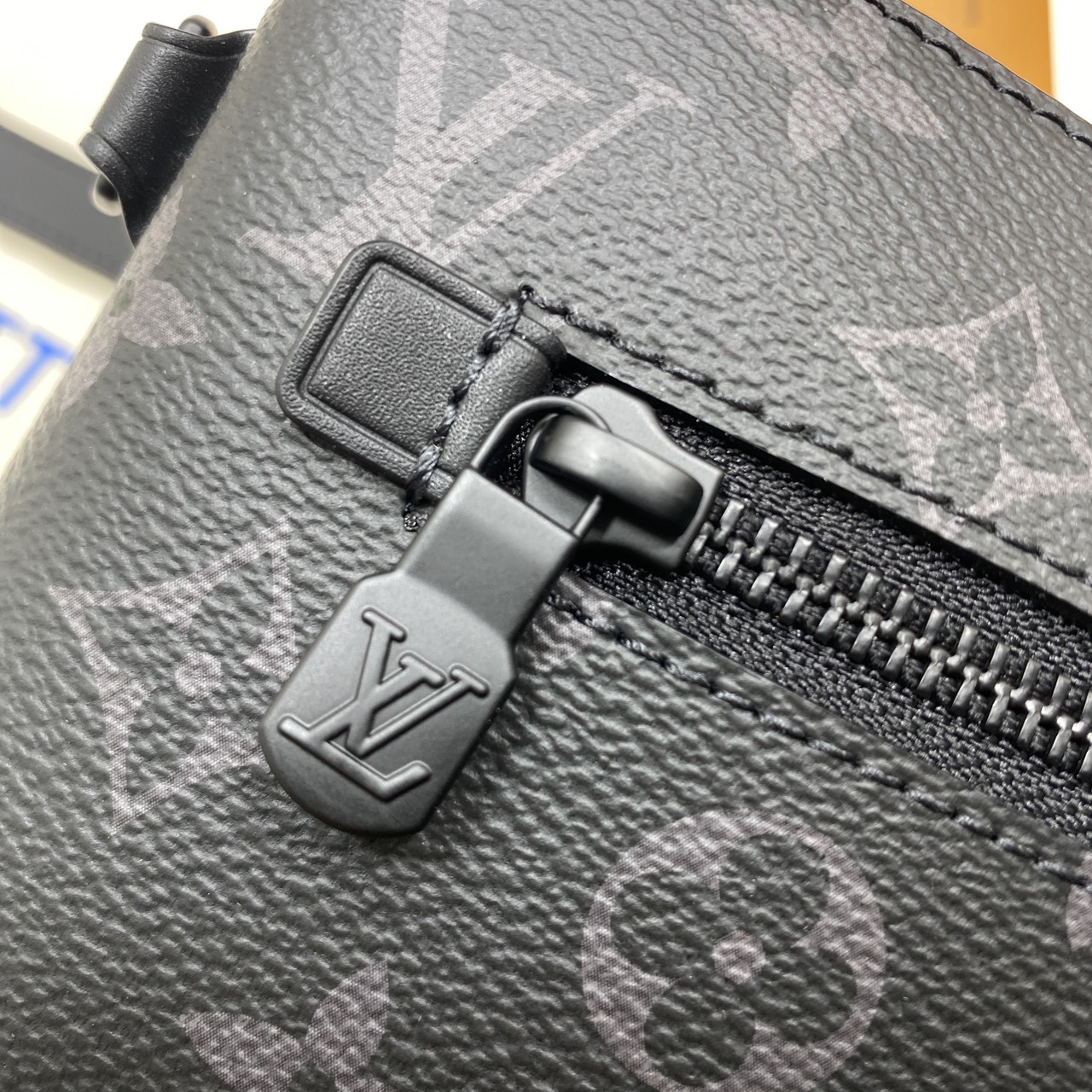 TOP ORI หนังแท้ | LV Takeoff Pouch Clutch Bag กระเป๋าทรงคลัช แคนวาสสุดคลาสสิกของเมซง มีขนาดกะทัดรัดสามารถพกพาแทนกระเป๋าเอกสารแบบดั้งเดิม ช่องกระเป๋าหลักขนาดใหญ่เพียงพอสำหรับใส่แท็บเล็ต