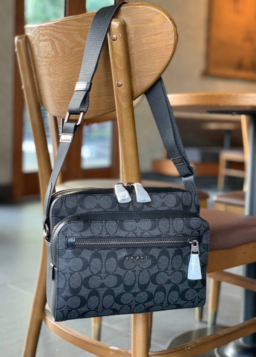 พร้อมสีออกใหม่ ห้ามพลาดค่าา!! COACH WEST CAMERA BAG IN SIGNATURE ((91485)) 🔺กลับมาตามคำเรียกร้องค่าา! กระเป๋าสะพายผู้ชาย((ผู้หญิงก็ใช่สวยทีเดียวค่ะ😘)) หนังแท้ ล่ยหนังCanvasสวยค่ะ มีช่องซิปหน้า//ช่องซิปกลางกว้าง//ช่องหลักแบบซิปคู่ ใส่สัมภาร