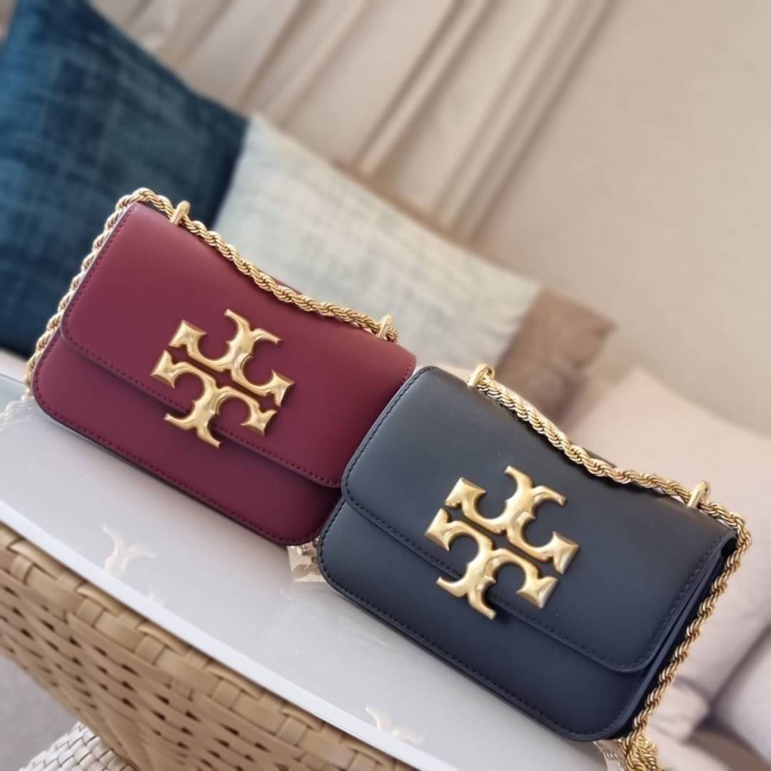 TORY BURCH ELEANOR SMALL CONVERTIBLE SHOULDER BAG ฮอตไอเท็ม รุ่นนี้ขายดีขายหมด สวยหรู คุณหนู ผู้ดี!! หายากมากแล้วน้า กระเป๋าสะพายข้าง ดีไซน์อยู่ทรง ขนาดกำลังสะดวกใช้สำหรับสาว วัสดุหนังแท้เต็มใบ สีทูโทน เปิด-ปิดด้วยแถบแม่เหล็ก ภายในแบ่งสัดส่วนได้เป็นอย่างด