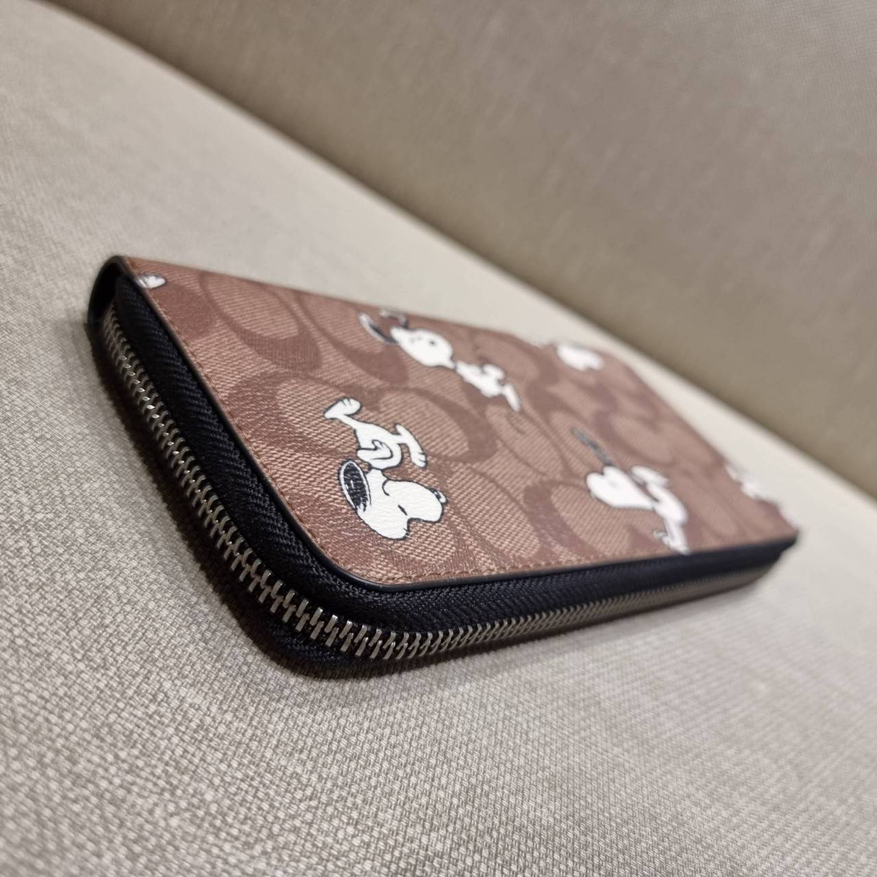 COACH C4327 COACH x PEANUT ACCORDION ZIP WALLET IN SIGNATURE CANVAS WITH SNOOPY PRINT คอลเลคชั่นใหม่ กระเป๋าสตางค์ใบยาว ลายสนูปพี น่ารักน่าใช้ สีคลาสสิค ใช้ได้ตลอดกาลไม่มีตกเทรนด์ วัสดุหนังแคนวาสเคลือบลาย ภายในใส่บัตรได้เยอะ มีช่องซิปแยก ใส่โทรศัพท์ได้ พก