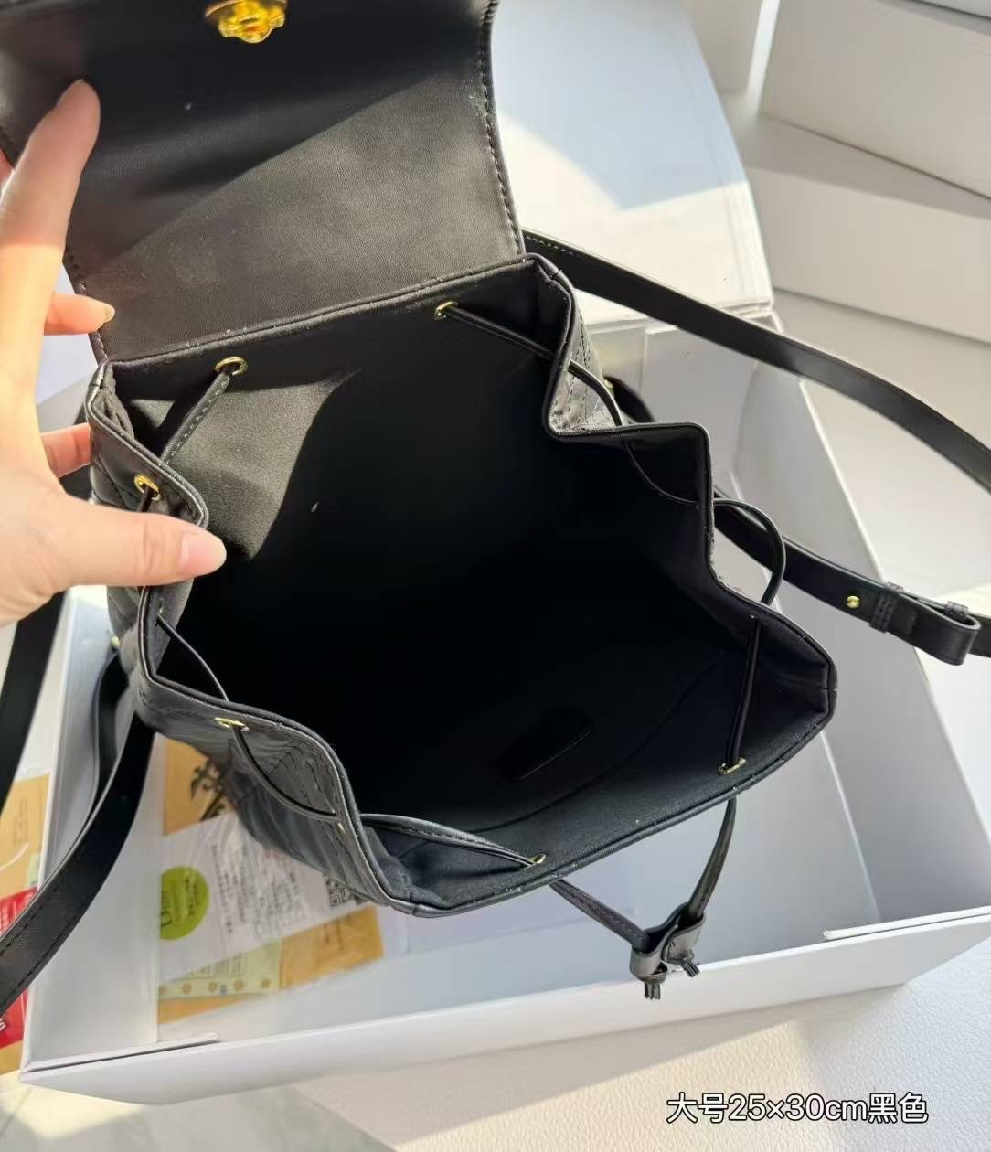 DIOR Medium Caro Backpack กระเป๋าเป้ไซส์กลาง ขนาดกำลังดีน่าใช้ หนังสวยเกินเรื่องมากๆ สัมผัสนิ่ม หรูหรา หูจับในตัวดีไซน์โค้งมนอะไหล่ทองสวยโดดเด่นไม่เหมือนใคร