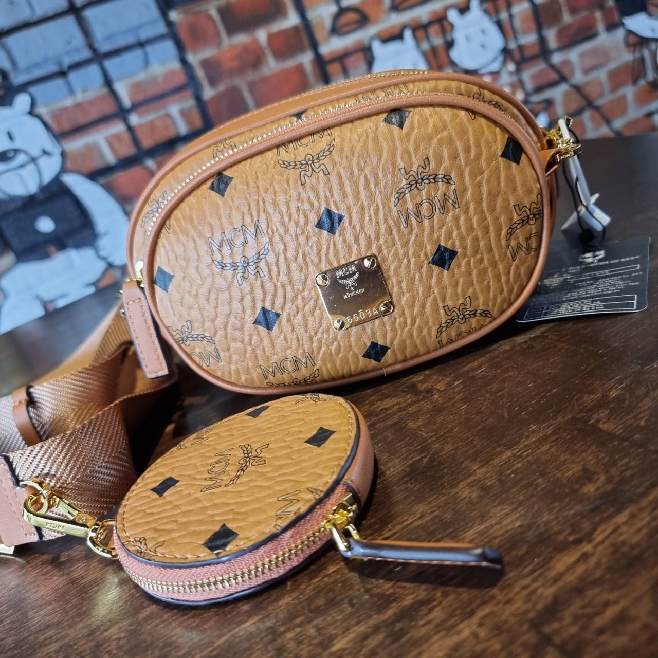 M.C.M ESSENTIAL MULTI POCHETTE BAG IN VISETOS หยุดไม่อยู่จริงๆ!! กระเป๋าสะพายมัลติฟังก์ชั่น เป็นไอเท็มที่รวมฟังก์ชั่นการใช้งานที่หลากหลายไว้ในรุ่นเดียว ดีไซน์กระเป๋าทรง pouch 3 ชิ้น สุดคุ้ม สามารถประกอบเข้าด้วย หรือแยกชิ้นใช้งานได้หมด