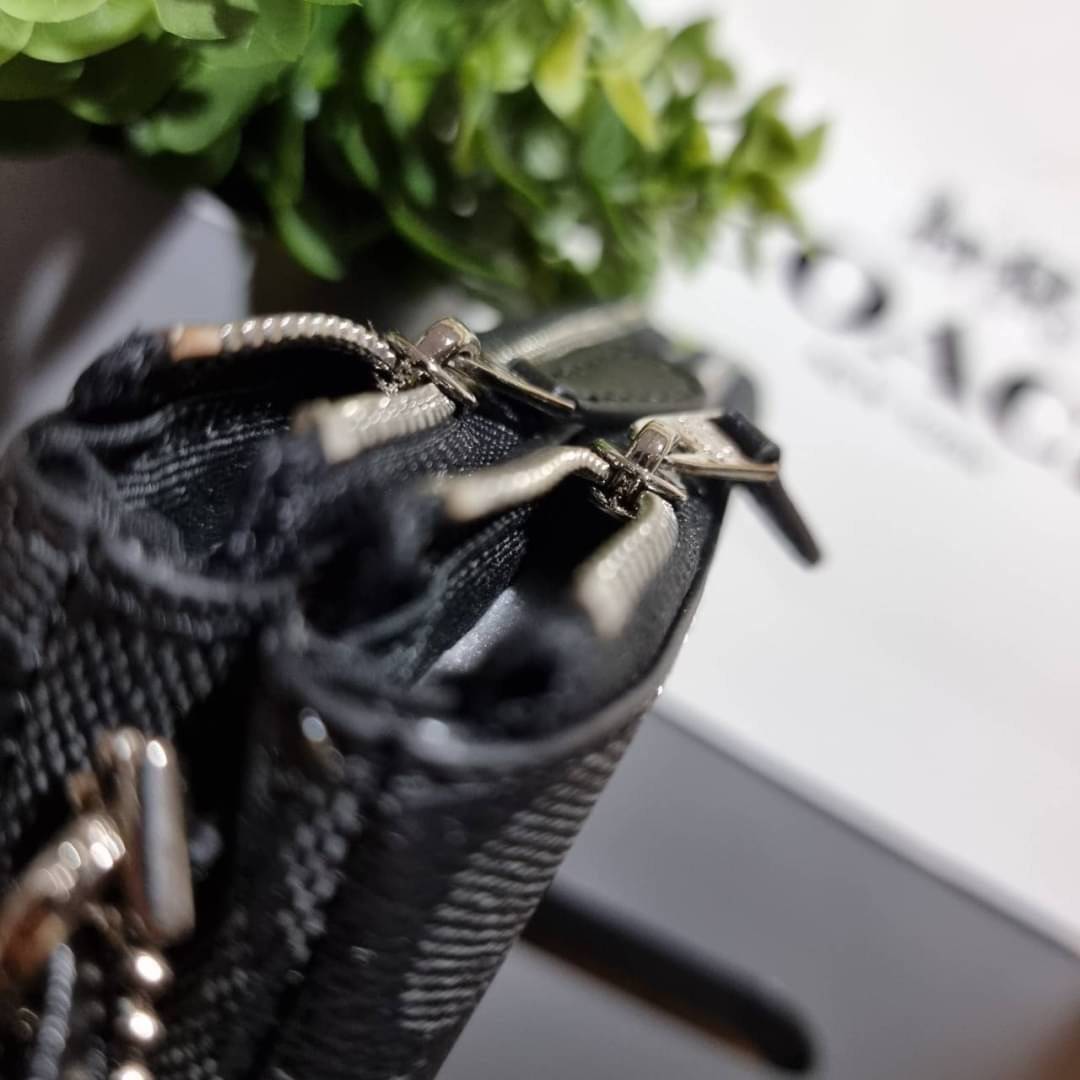 COACH F87591 DOUBLE CORNER ZIP WALLET IN SIGNATURE COATED CANVAS คล้องมือรุ่น 2 ซิป!! มาแล้วจ้า 🌟🤗 ไซส์นี้คือเหมาะมือจริงๆ พกง่ายเช่นเคย ไม่ต้องกังวลว่าจะเกะกะหรือกินพื้นที่กระเป๋าหลัก วัสดุหนังแคนวาสเคลือบลาย มีช่องหลักแยก 2 ช่อง ภายในบุผ