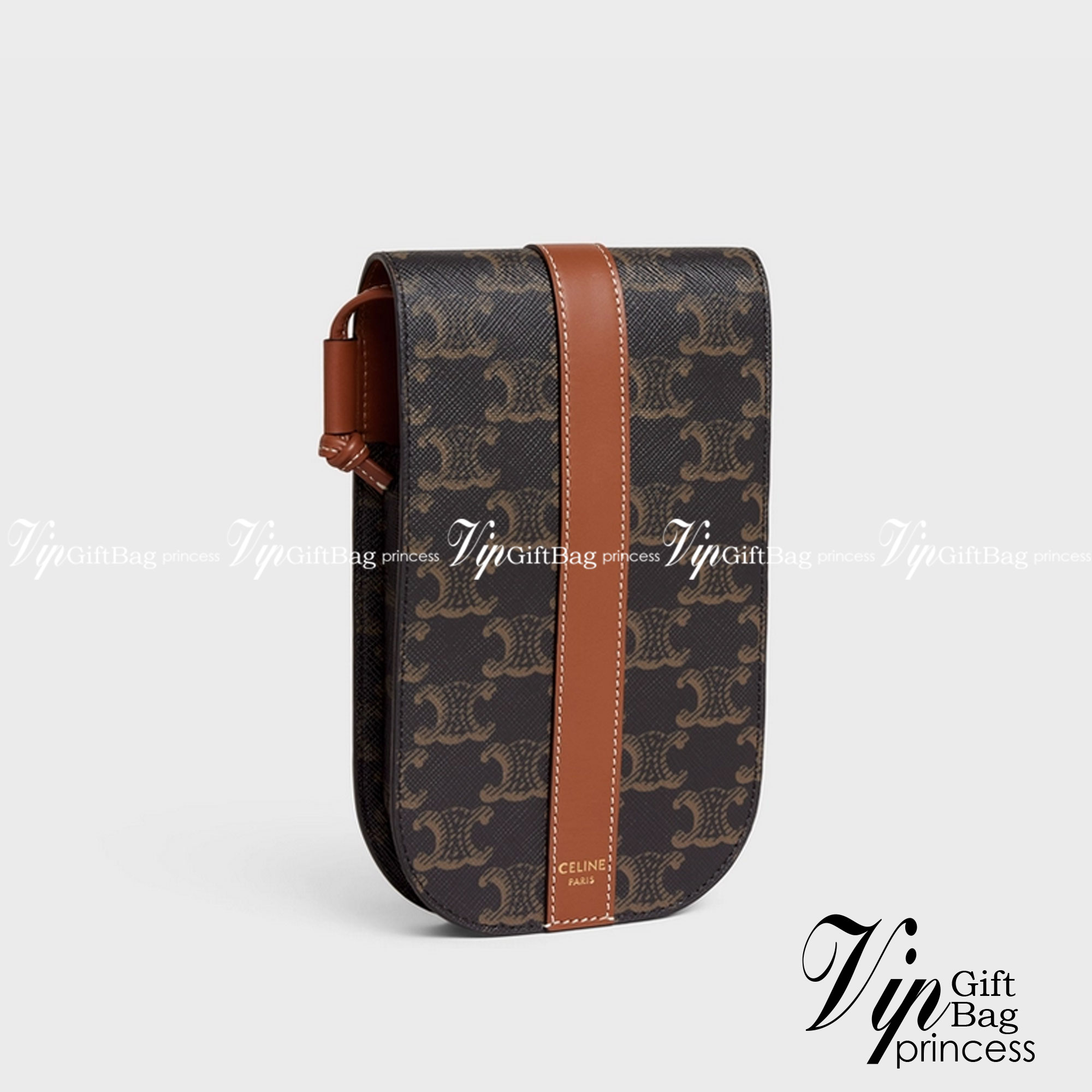 Celine Phone Pouch in Triomphe Canvas and Calfskin Tan / Celine phone bag กระเป๋าใส่โทรศัพท์เรียบหรู ด้วยลวดลาย Triompe ที่แสดงถึงความเป็นเอกลักษณ์ของแบรนด์ ช่องหลักที่มีความกว้าง สามารถใส่โทรศัพท์มือถือ ธนบัตร บัตรต่าง ๆ และของจุกจิกชิ้นเล็ก ๆ ได้แบบจุใจ