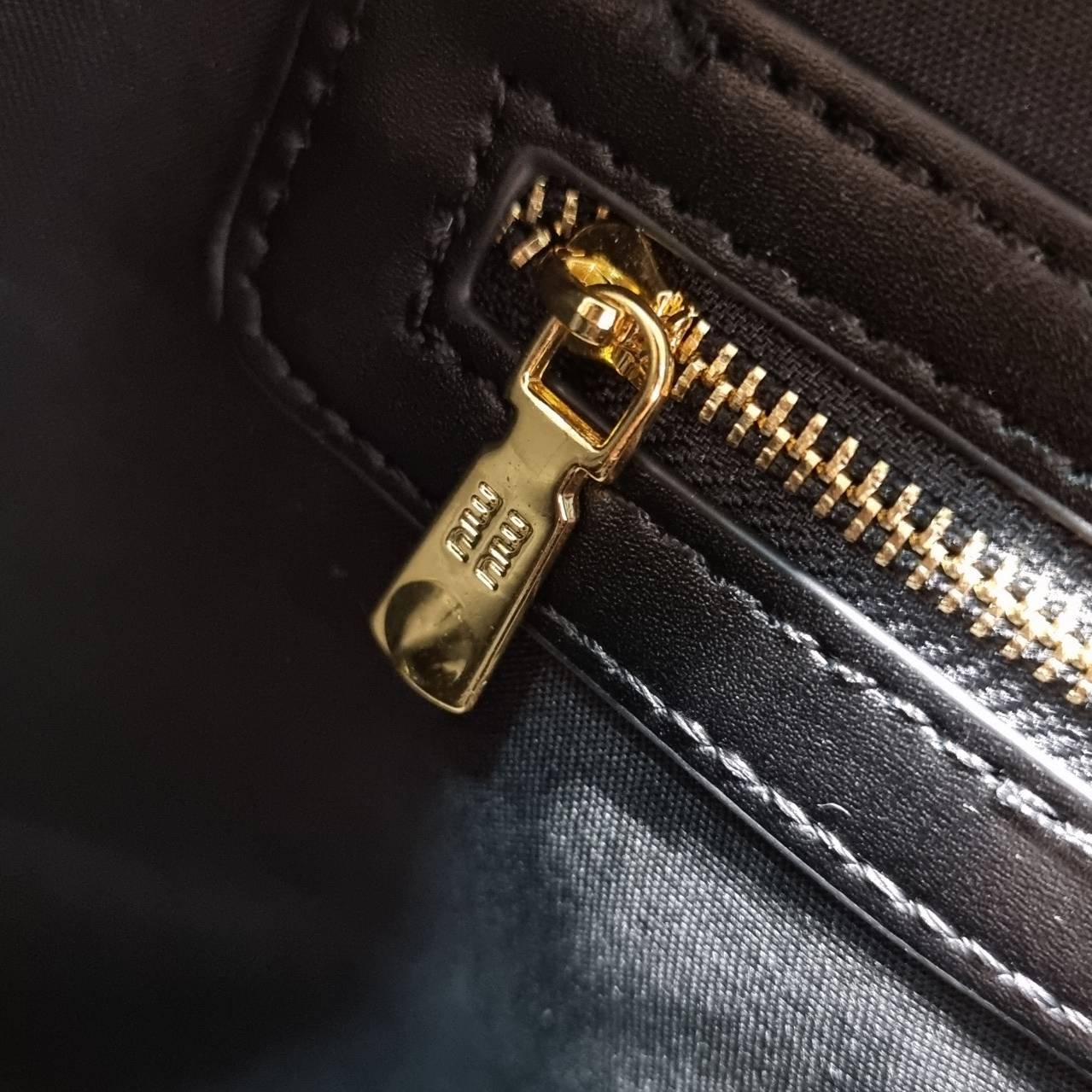 MIU MIU LEATHER BEAU BAG กระเป๋าถือรุ่นสุดจึ้ง ที่ไม่มีตอนนี้คือพลาด ดีไซน์เรียบแต่มากมีอยู่จริง สวยดูแพง หูจับในตัวง่ายและสะดวกพกพา เพียงแค่คล้องไหล่ ขนาดใหญ่จุของได้แบบสบายๆ